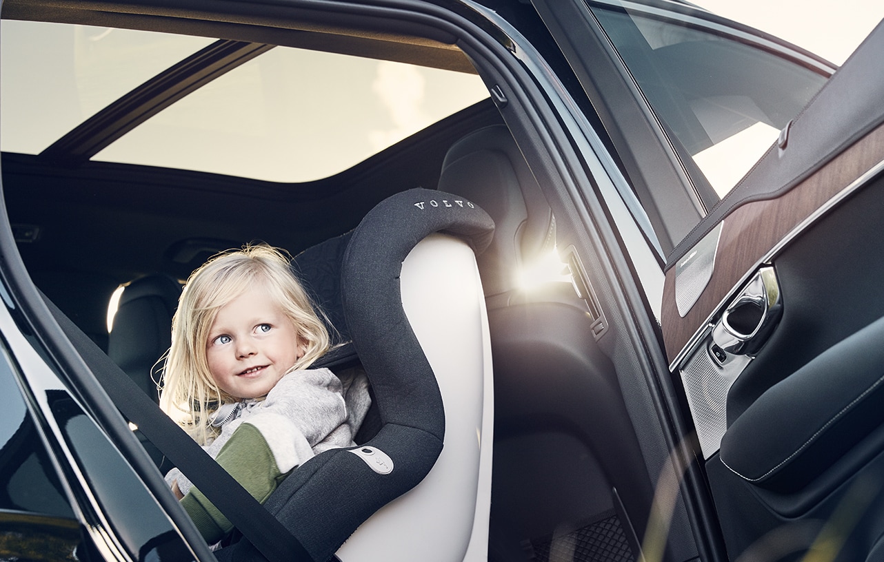 Enfant dans un siège enfant Volvo