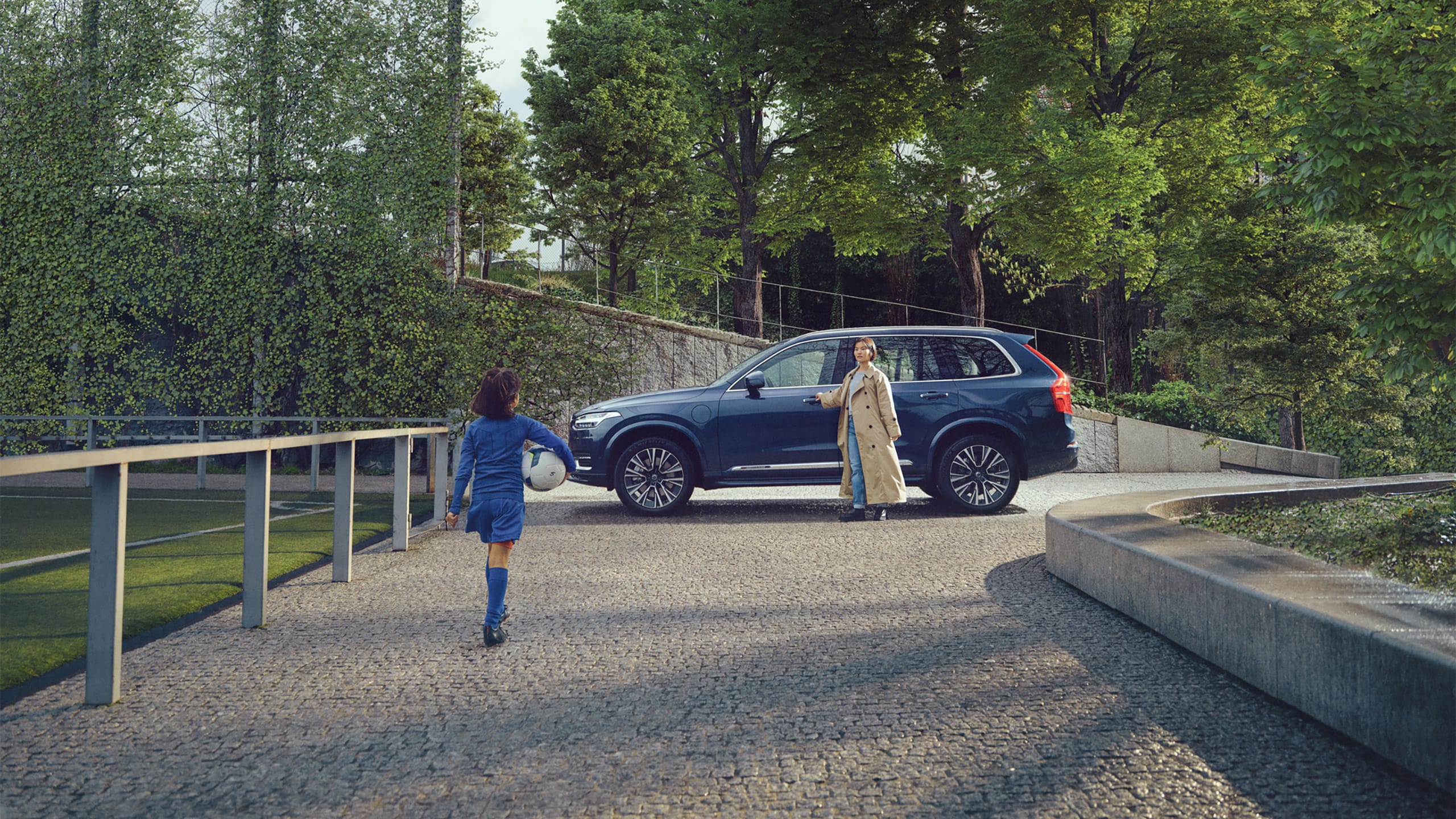 Fille et femme devant un Volvo XC90