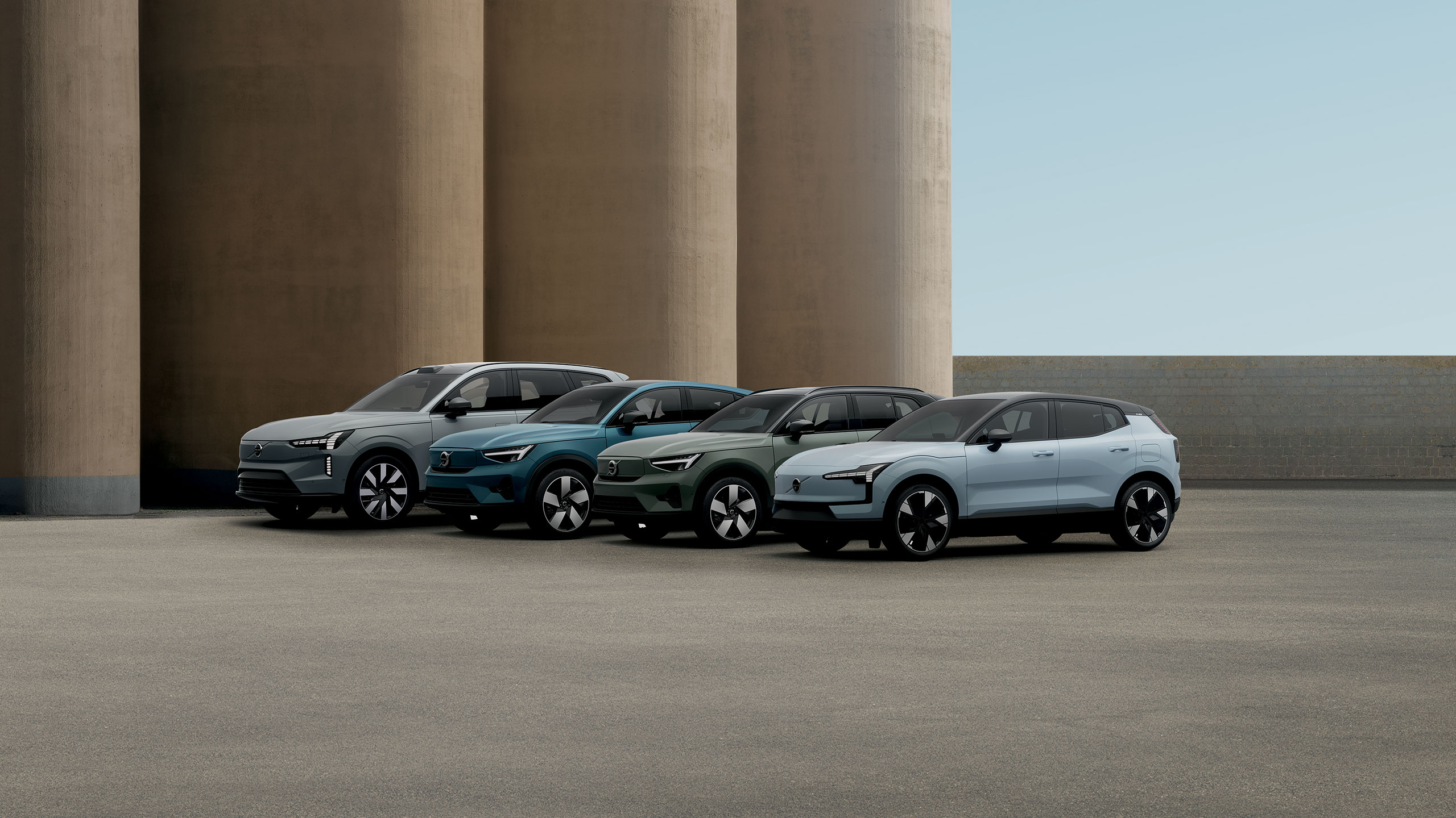 4 Volvo alignés, de couleurs gris, bleu, vert et bleu clair