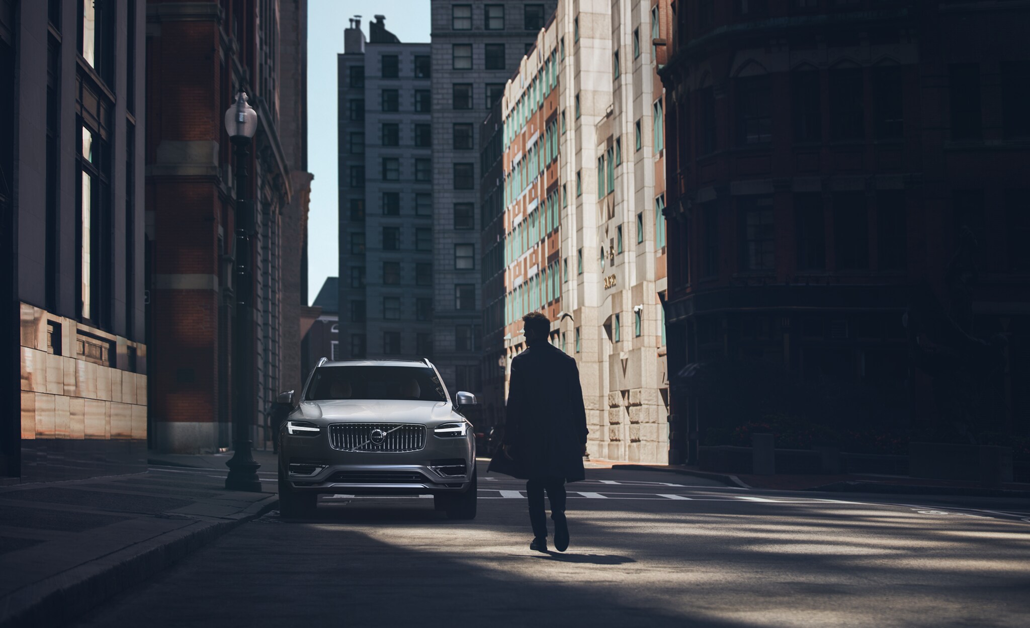 Homme marchant vers une voiture Volvo