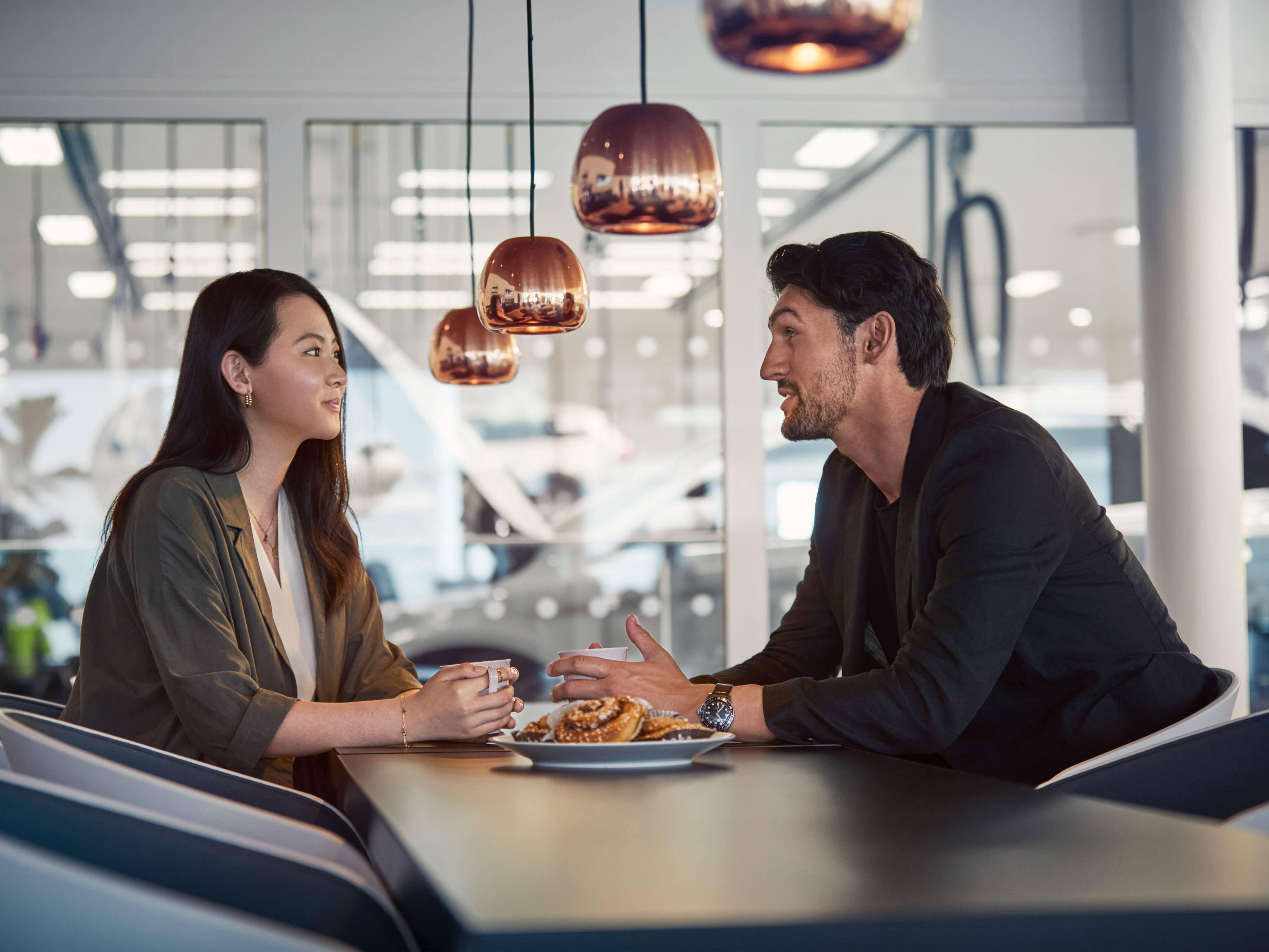 Homme et femme discutant chez un concessionnaire Volvo