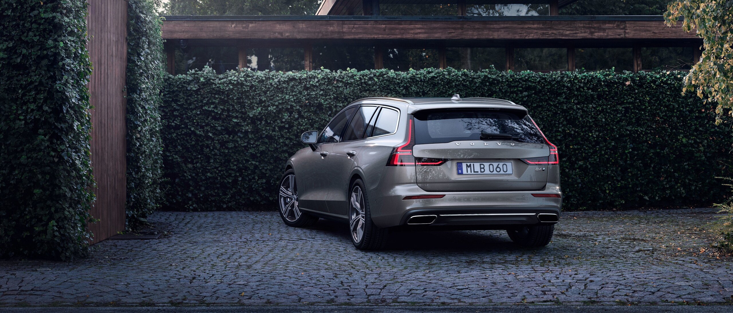 Volvo XC Range steht vor einer hellen Steinwand nebeneinander - Frontseitschuss