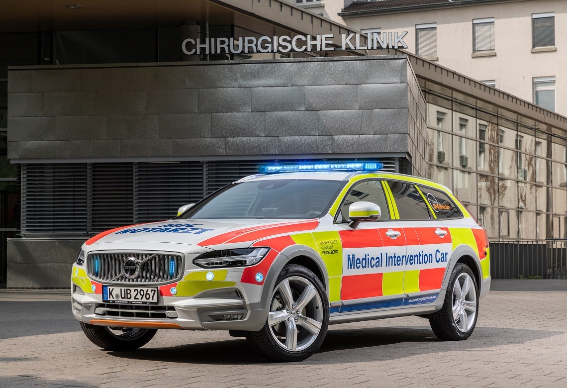 Volvo Einsatzfahrzeuge - Notarzt Fahrzeug parkt vor Krankenhaus