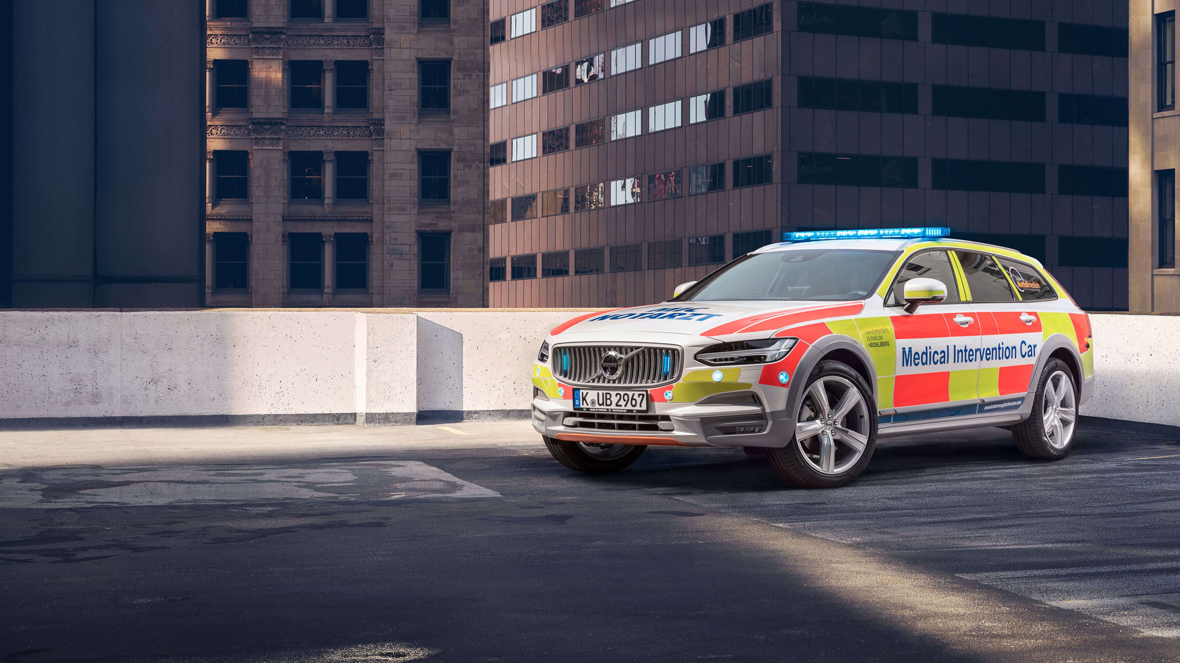 Volvo Einsatzfahrzeuge - Notarzt Fahrzeug steht auf Parkhausdach