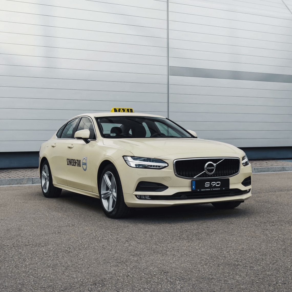 Volvo Schweden-Taxi S90 steht in einer Lagerhalle - Frontseitschuss