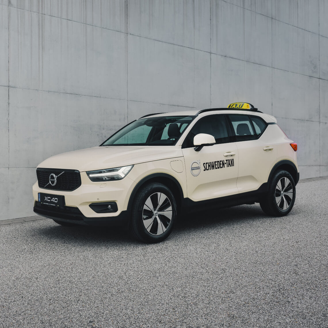 Volvo Schweden-Taxi XC40 steht vor einer grauen Steinwand - Frontseitschuss