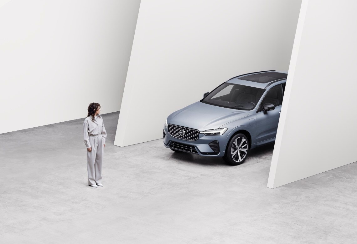 Volvo steht zwischen zwei Wänden mit einem Talent davor - Frontansicht 