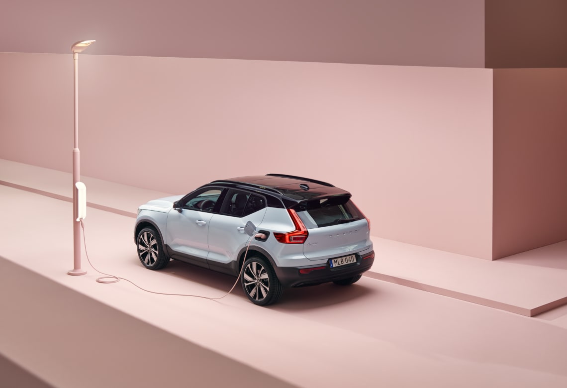 Volvo XC40 Recharge Pure Electric in pinker Umgebung