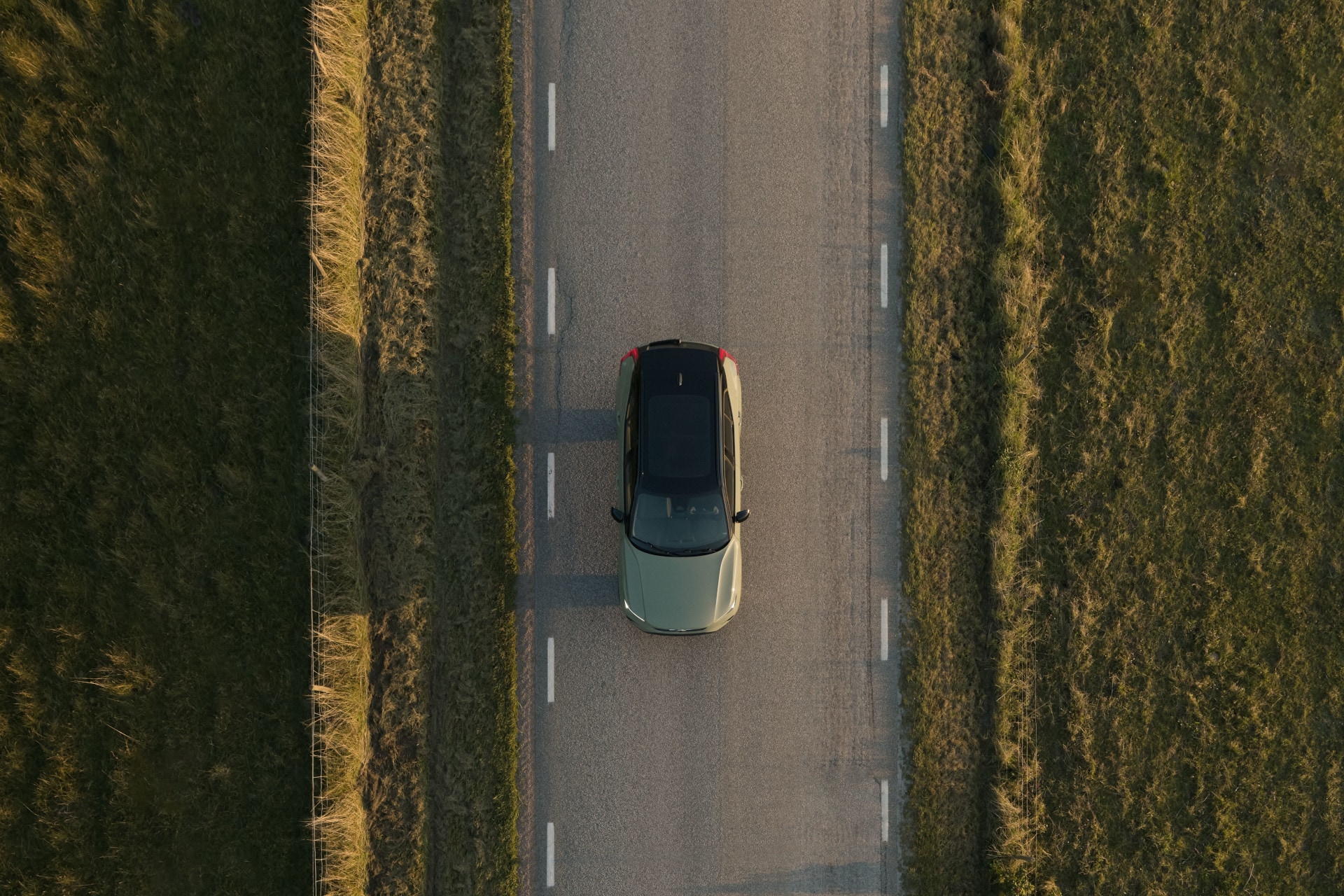 Ein Volvo Fahrzeug fährt auf einer Landstraße - Vogelperspektive
