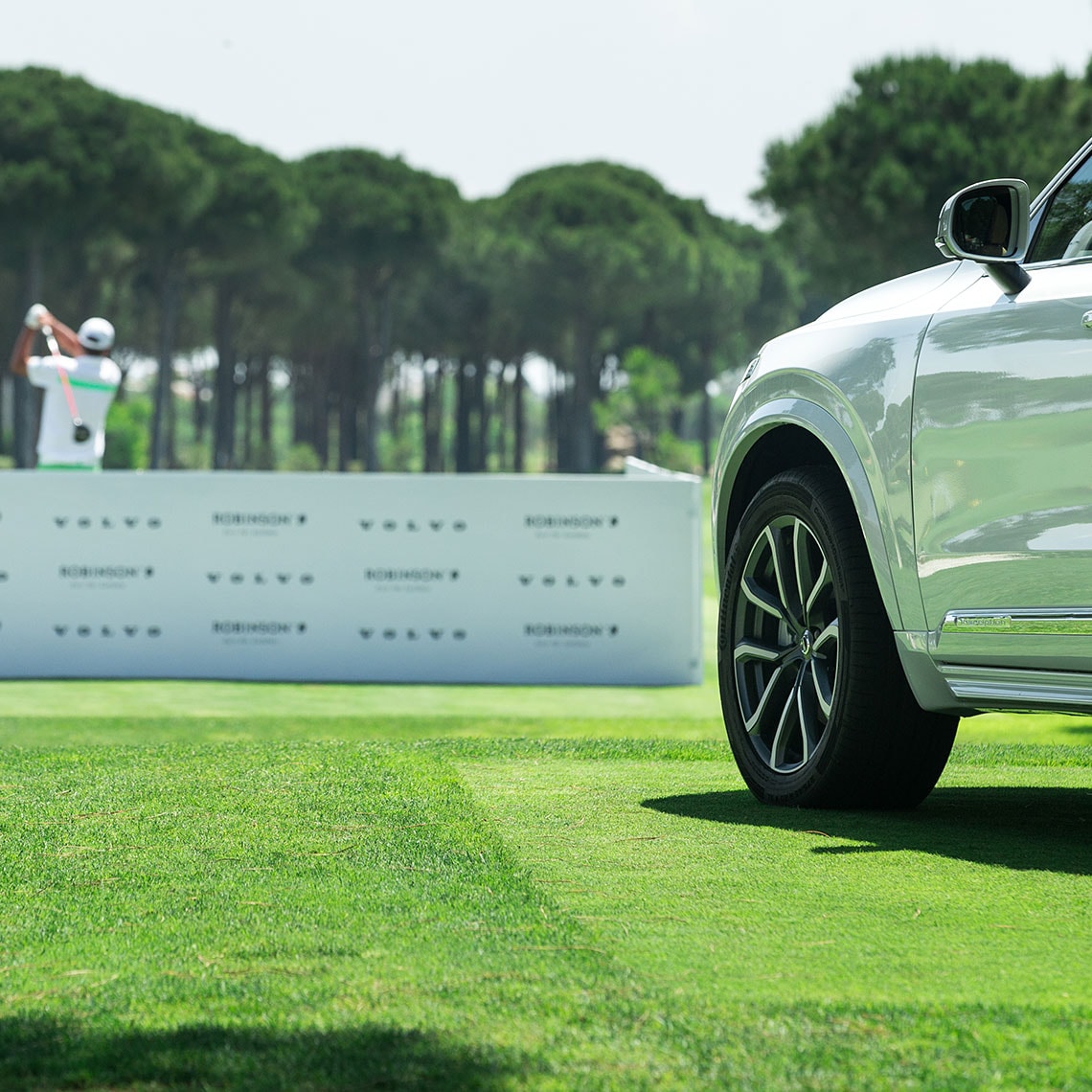 Volvo Kooperation - Robinson - Volvo steht auf einem Golfplatz