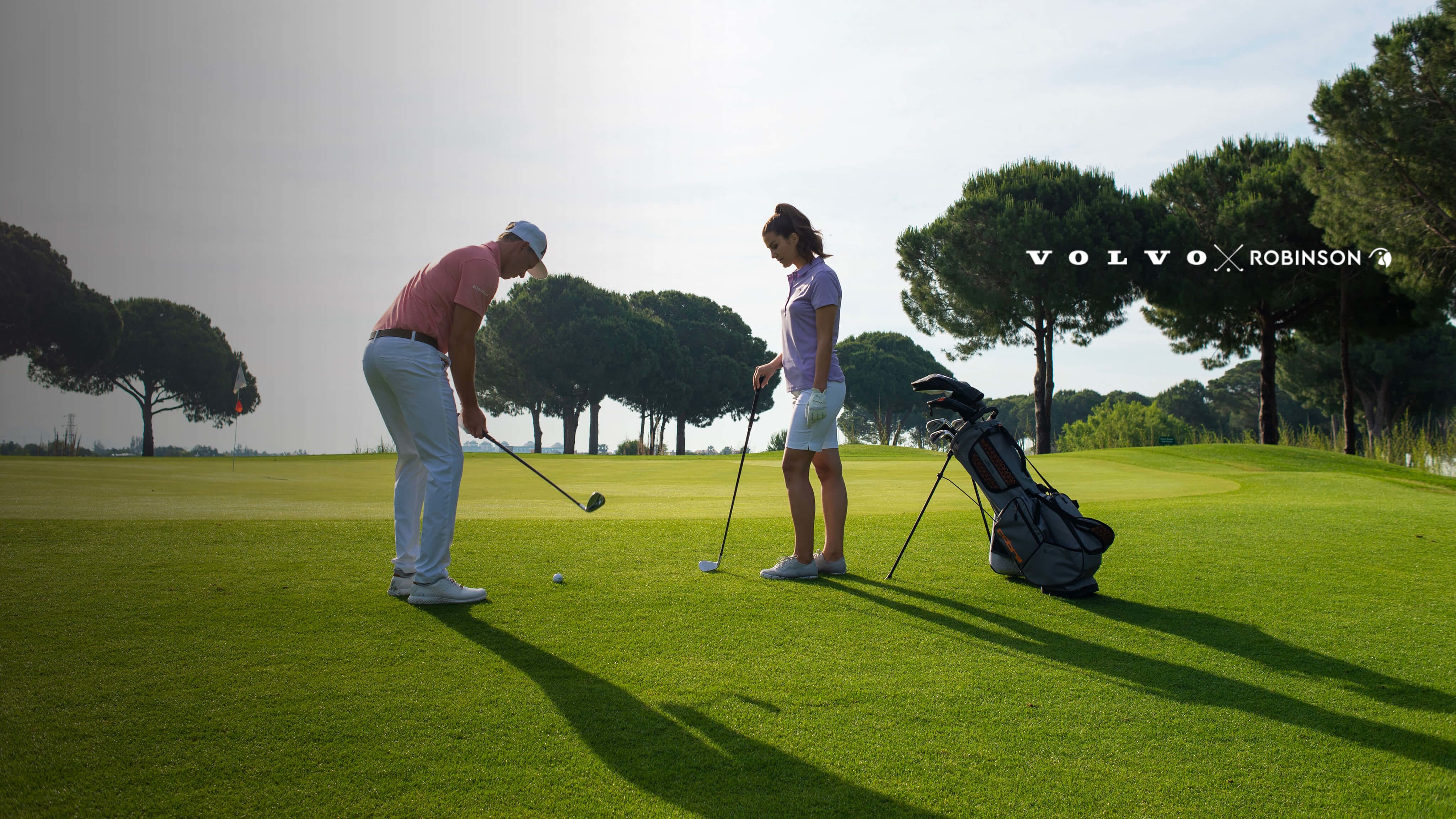 Volvo x Robinson - Zwei Golfer:innen stehen auf einer Golfwiese