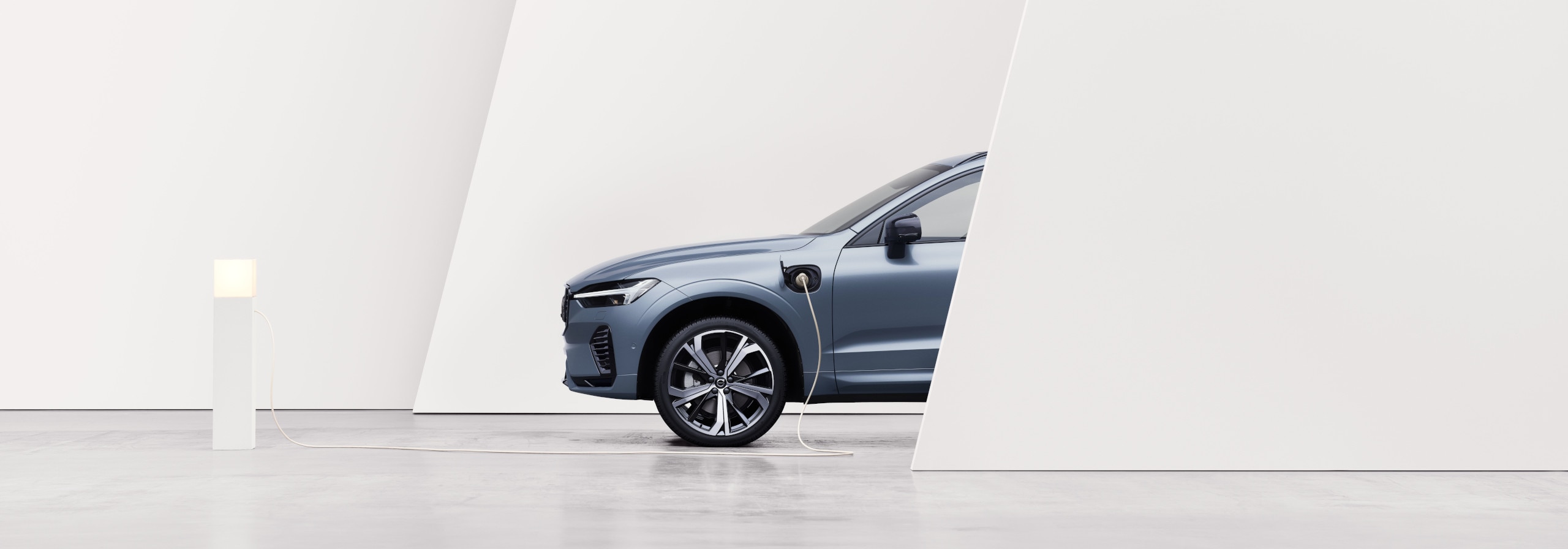 Ein Volvo Fahrzeug wird in einer abstrakten Landschaft geladen.