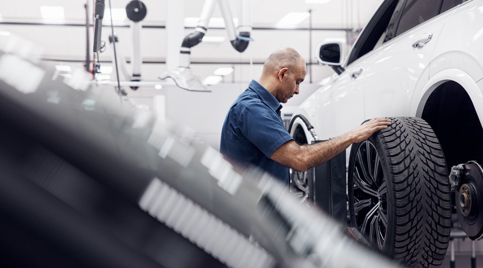 Volvo Mitarbeiter wechselt einen Reifen an einem Volvo-Fahrzeug