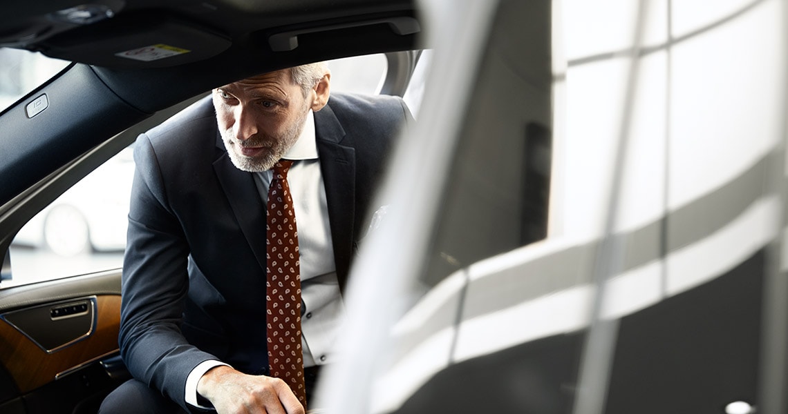 Volvo Service - Mann guckt ins Innere eines Volvo