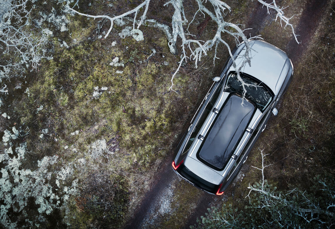 Volvo XC90 INSCRIPTION mit Volvo Dachbox im Wald aus der Vogelperspektive