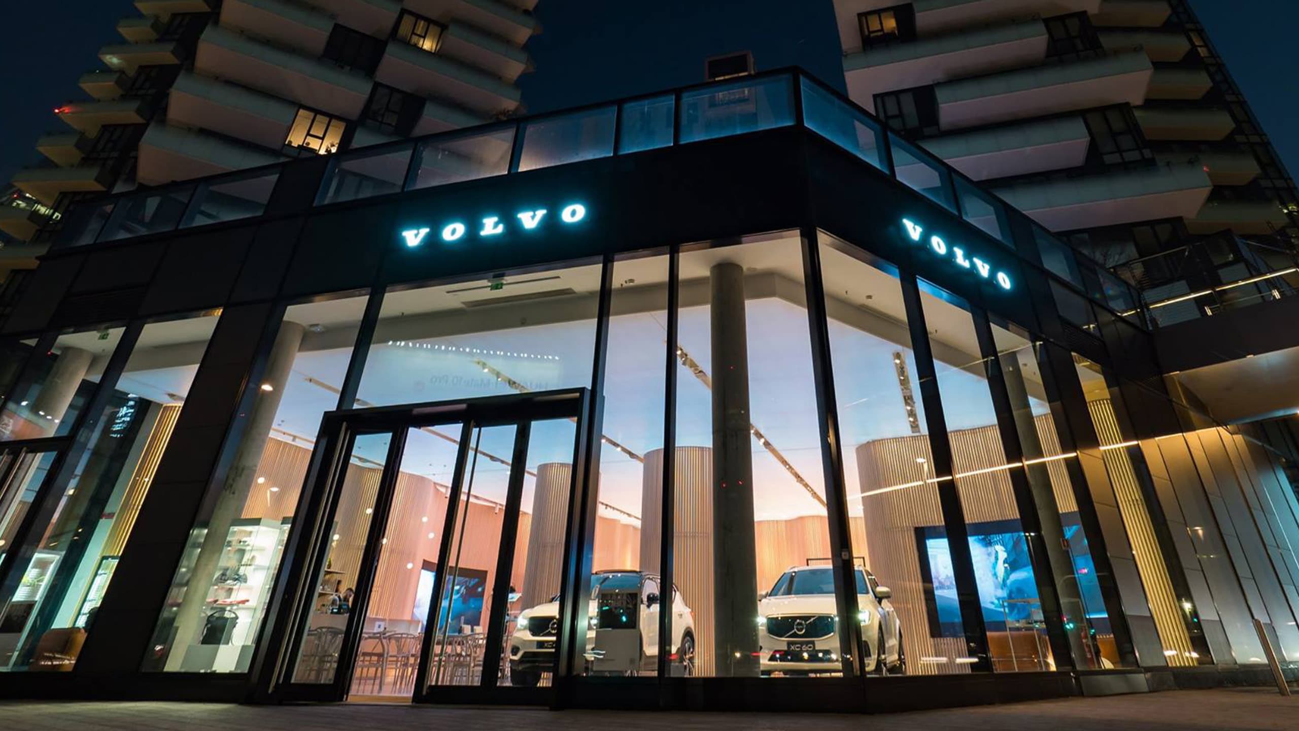 Ingresso Volvo Studio Milano illuminato di notte