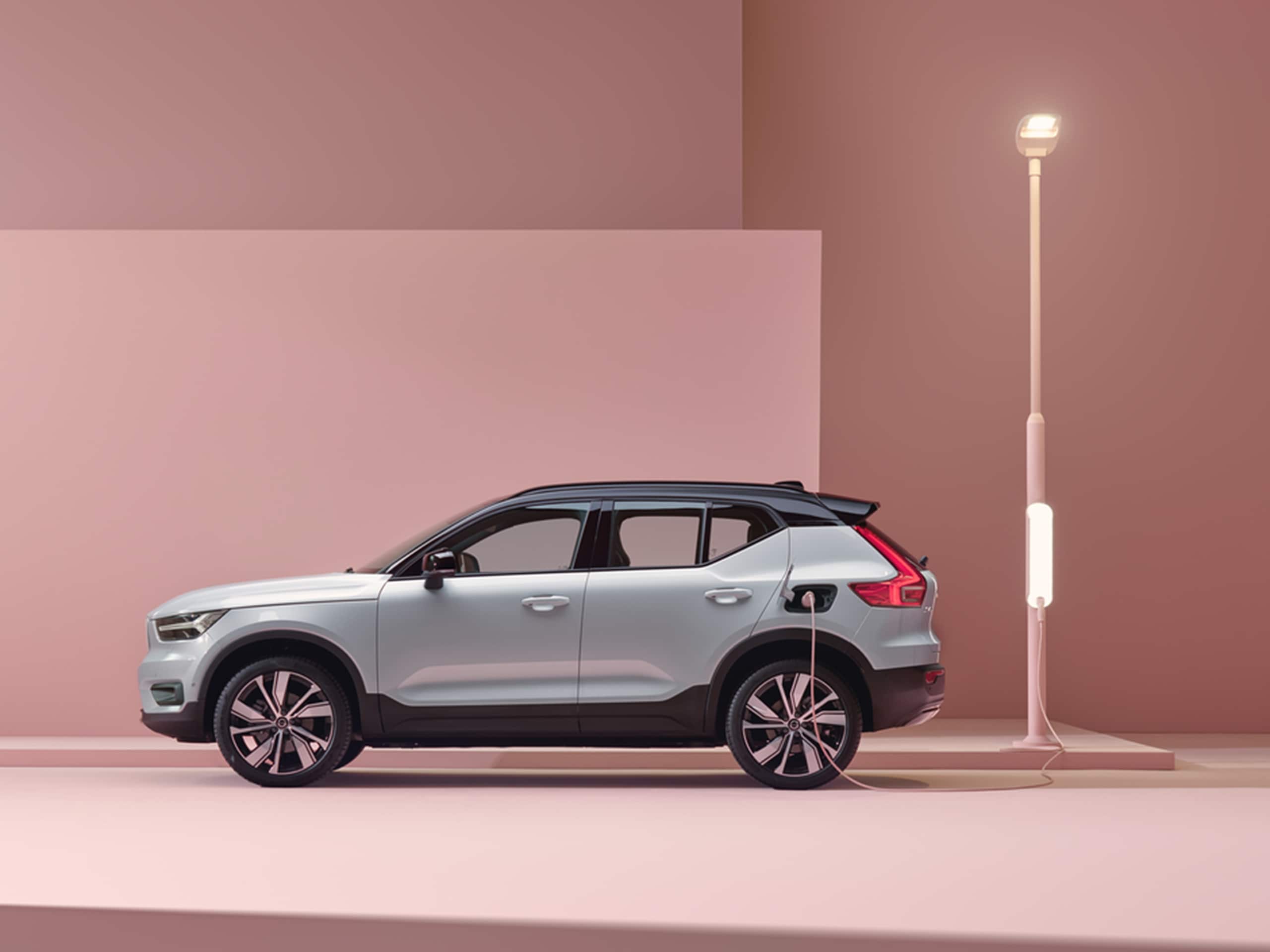 Volvo XC40 Recharge in ricarica in un ambiente rosa