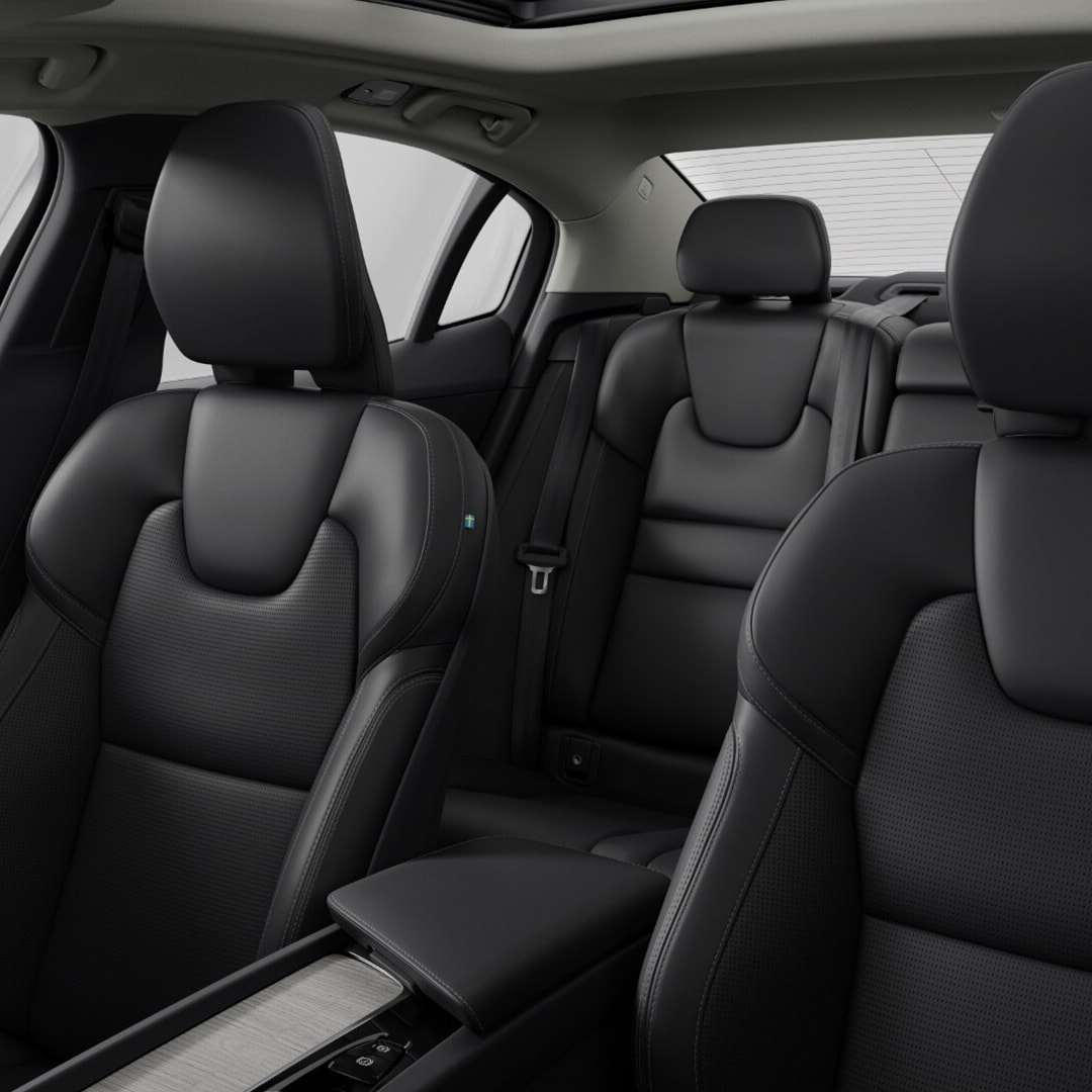 Volvo S60 마일드 하이브리드 내부의 다크 그레이 색상 가죽 섬유 좌석들.