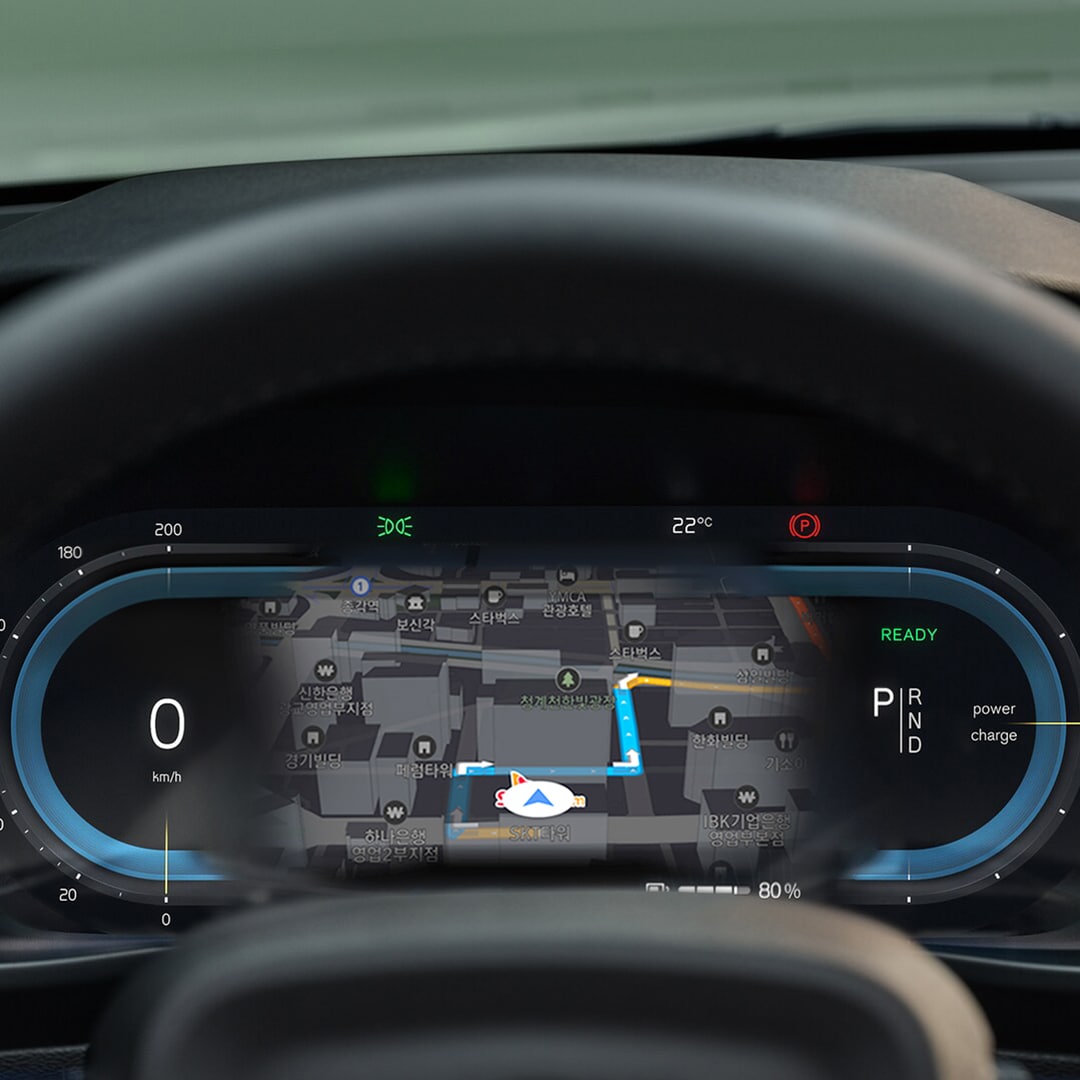 순수 전기 Volvo XC40 Recharge 운전대 뒤에 있는 디지털 운전자 정보 디스플레이.