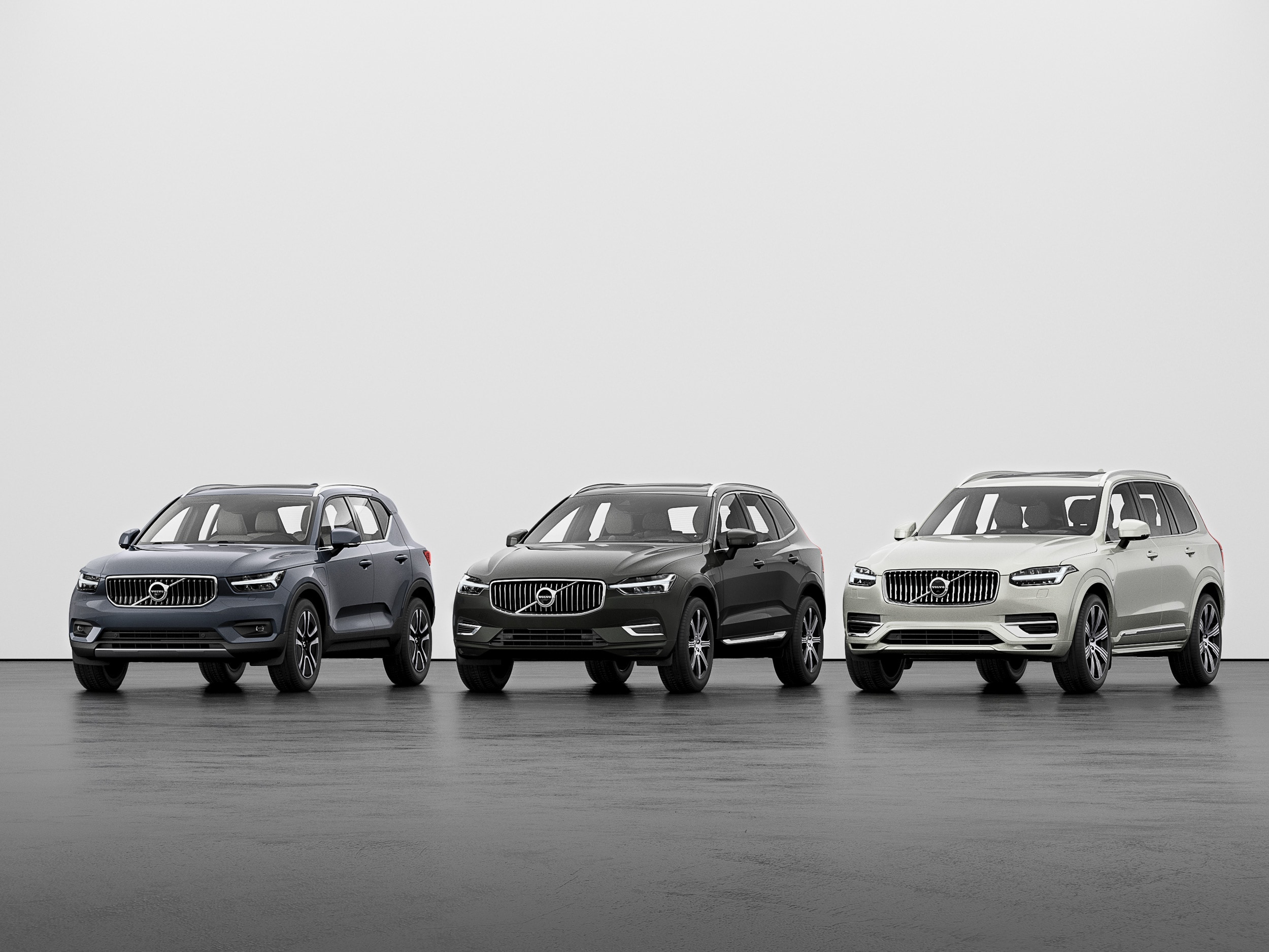 Gamme de SUV Volvo : XC40, XC60 et XC90 sur un sol gris