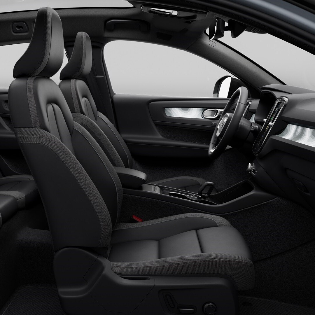 Inner door with leather-free upholstery on Volvo C40 Recharge.