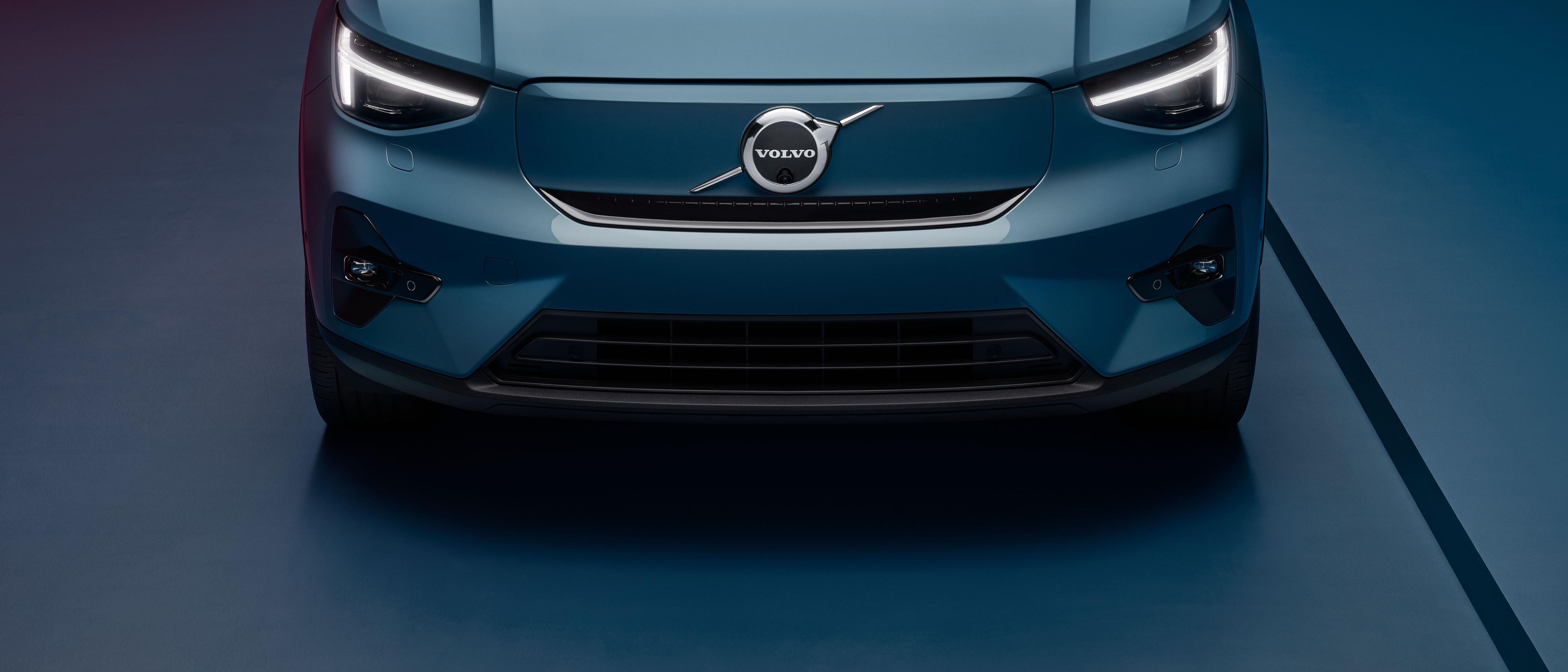De neus van een blauwe Volvo C40
