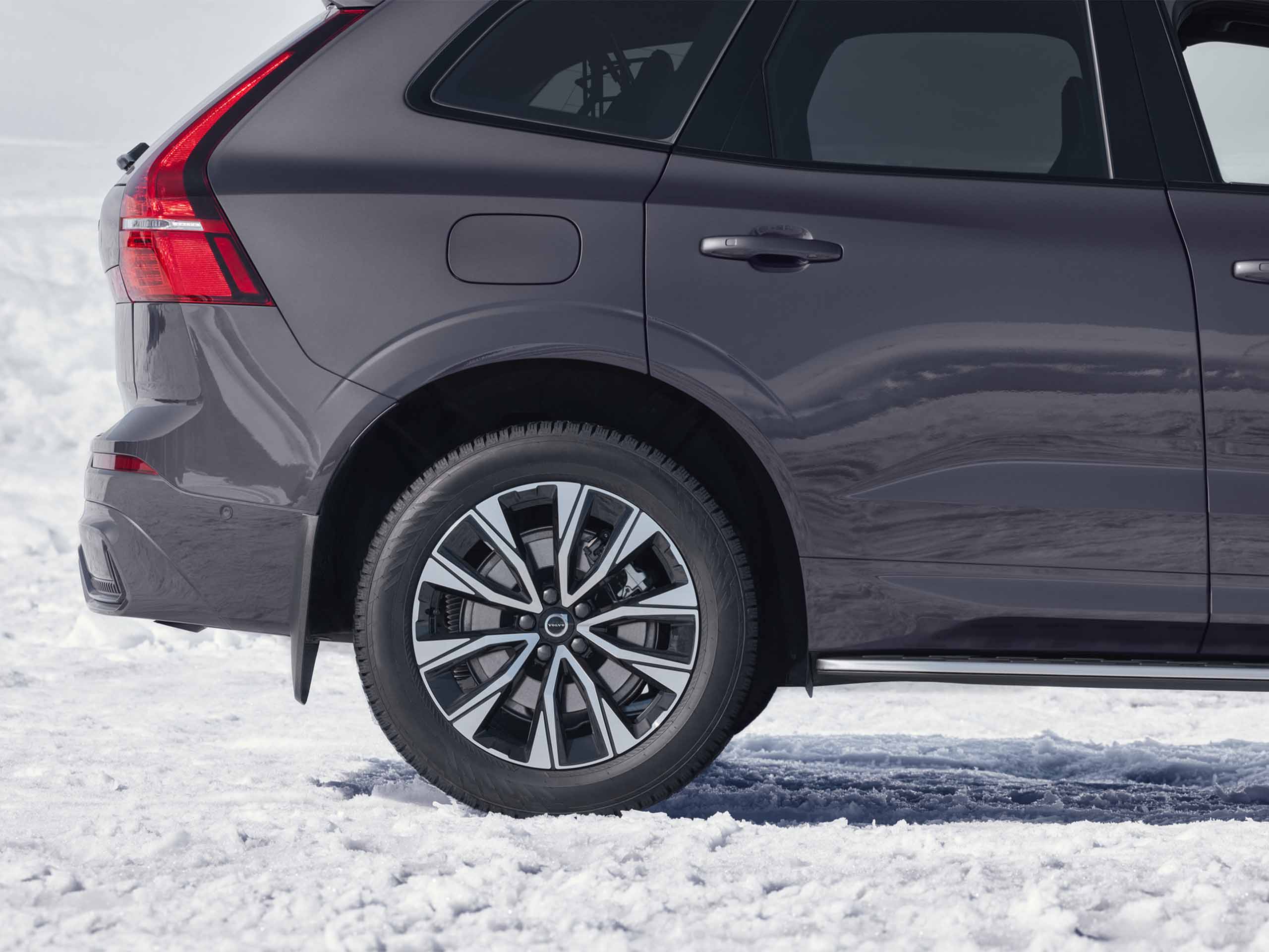 Volvo grijs zijkant in de sneeuw