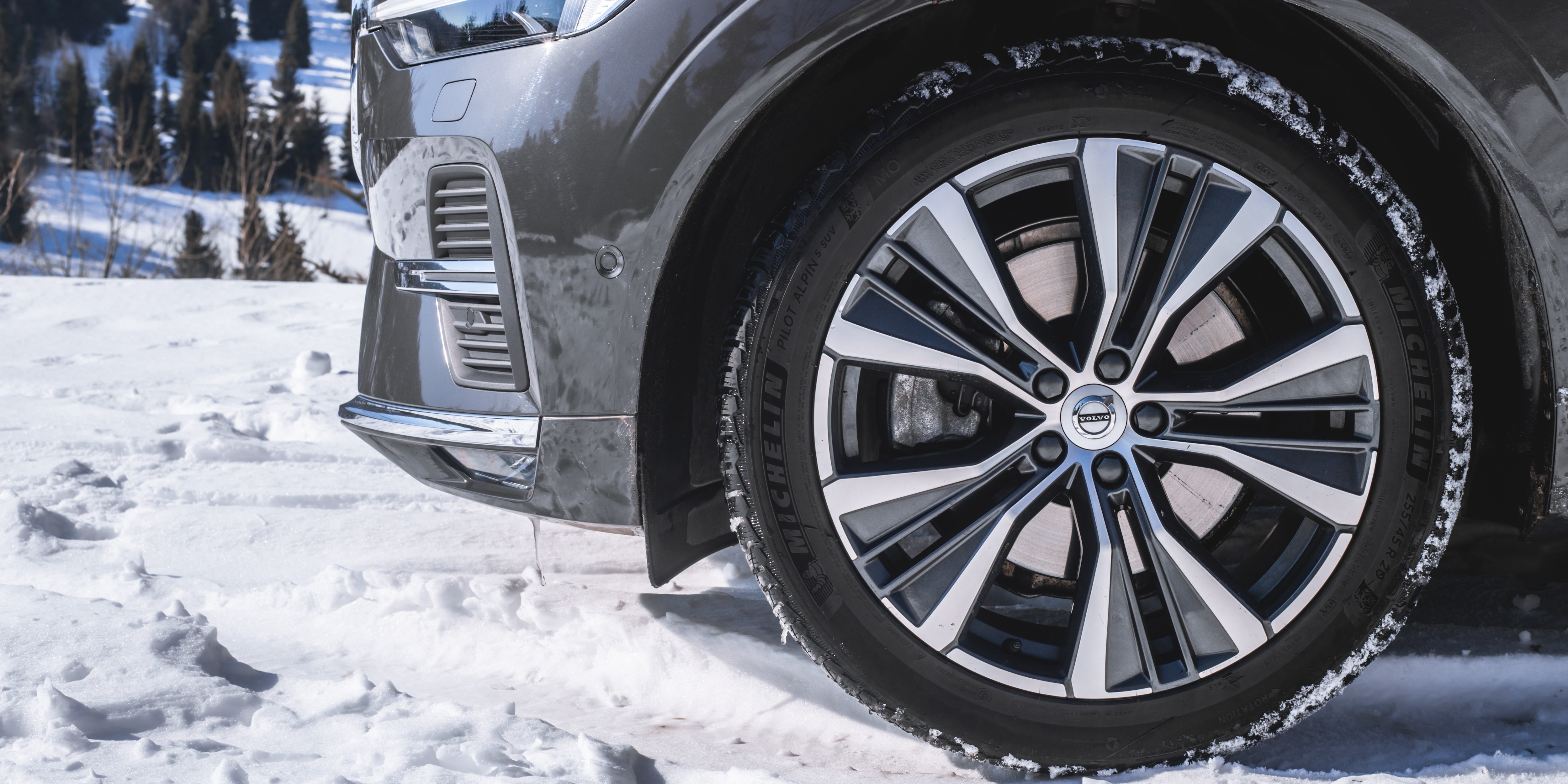 Zbliżenie na koło przednie Volvo stojącego na śniegu