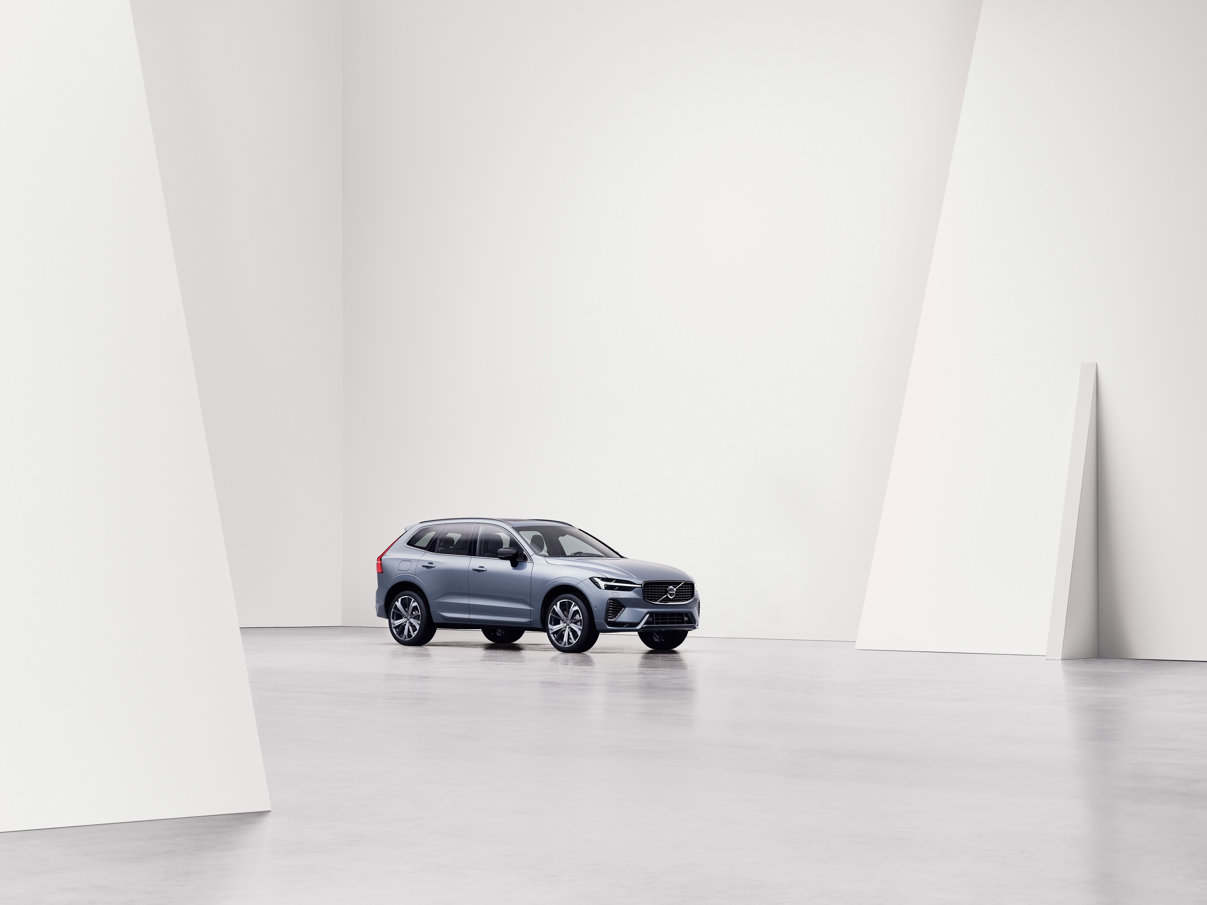 Volvo XC60 stojące przodobokiem na białym tle 