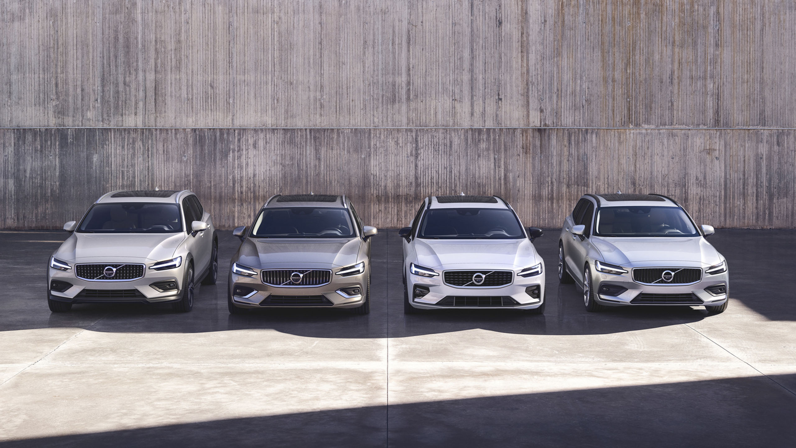 Cuatro modelos Volvo en un patio