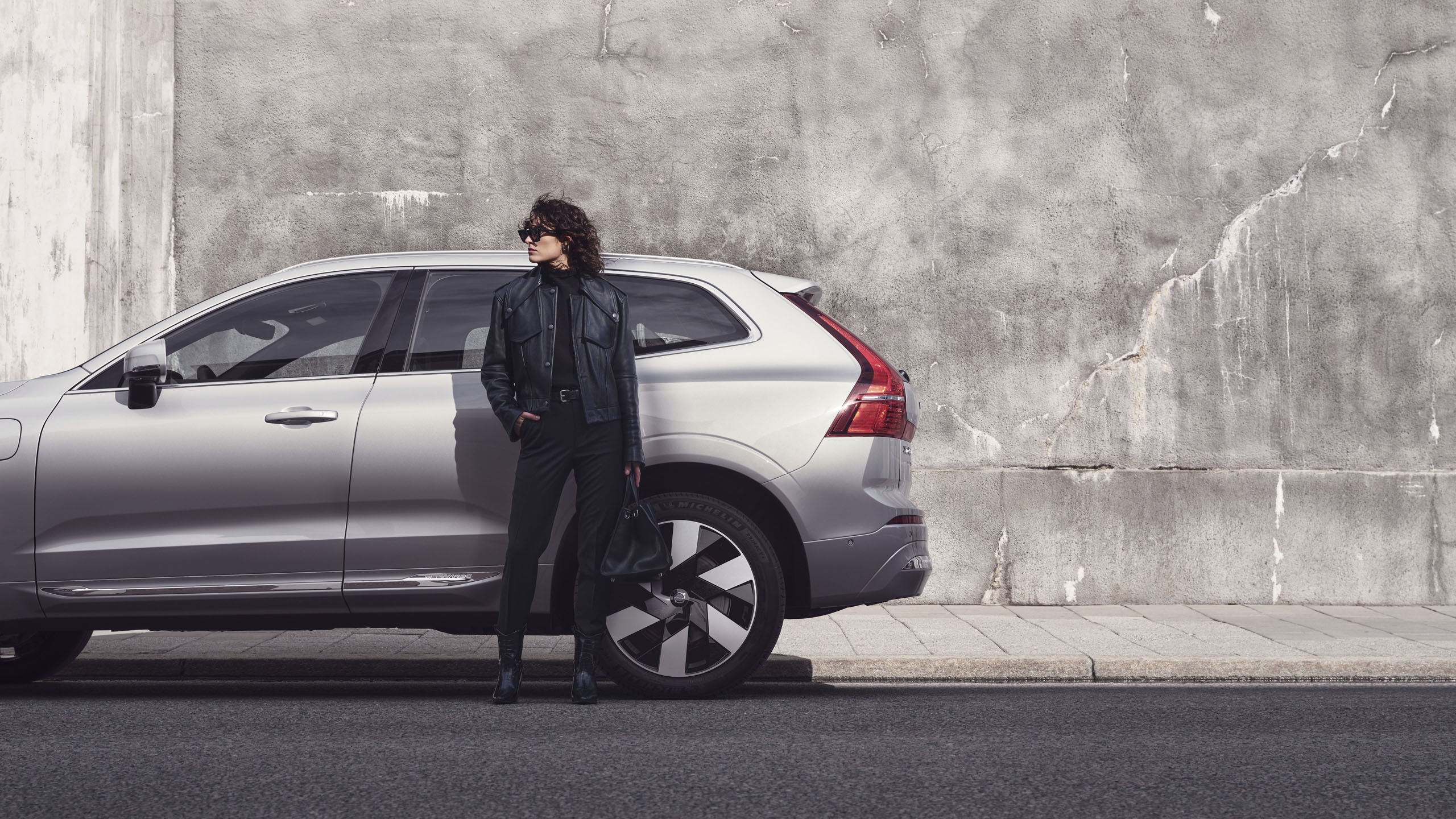 Una mujer y un Volvo XC60 a su espalda