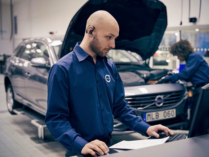 Un técnico de Volvo revisando un vehículo