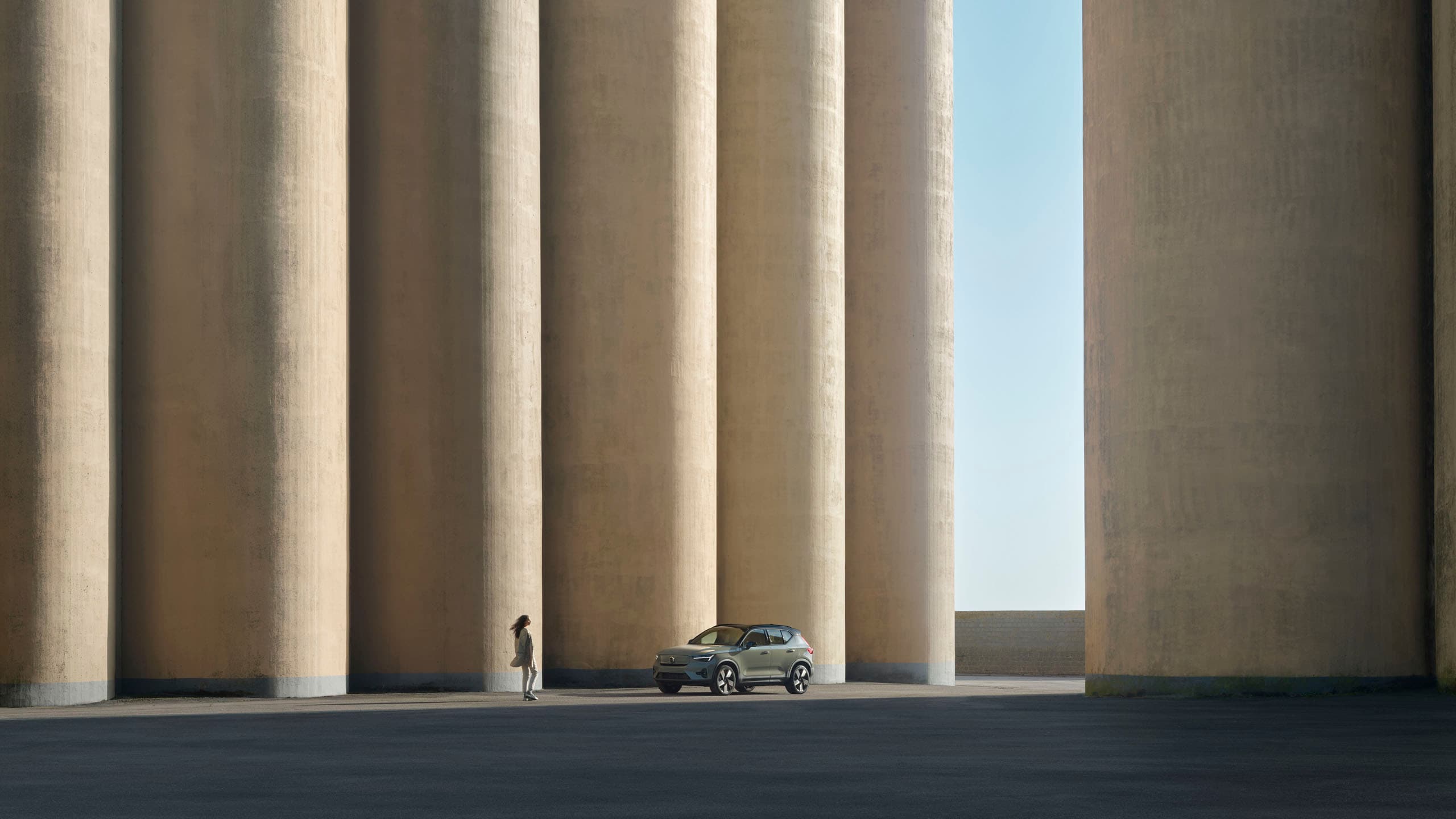Volvo XC40 y detrás unas columnas y una mujer acercándose