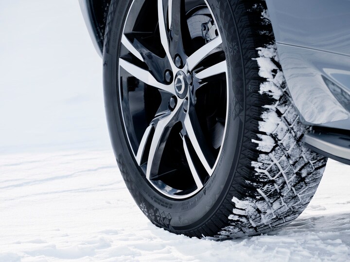 Neumático en la nieve