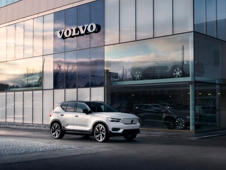 Concesionario Volvo y un Volvo XC40 Eléctrico a la puerta