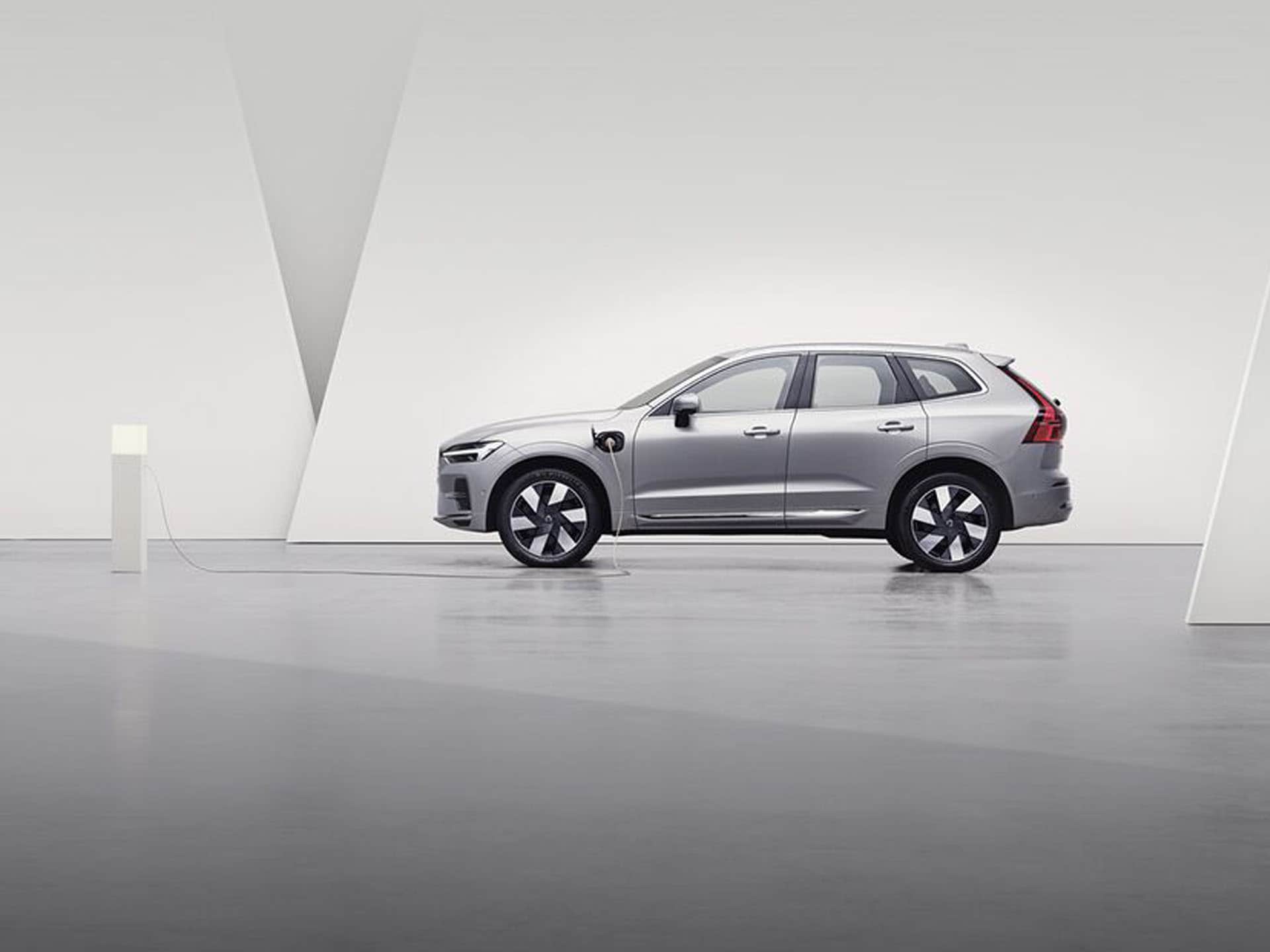 Volvo XC60 Recharge vista lateral color gris