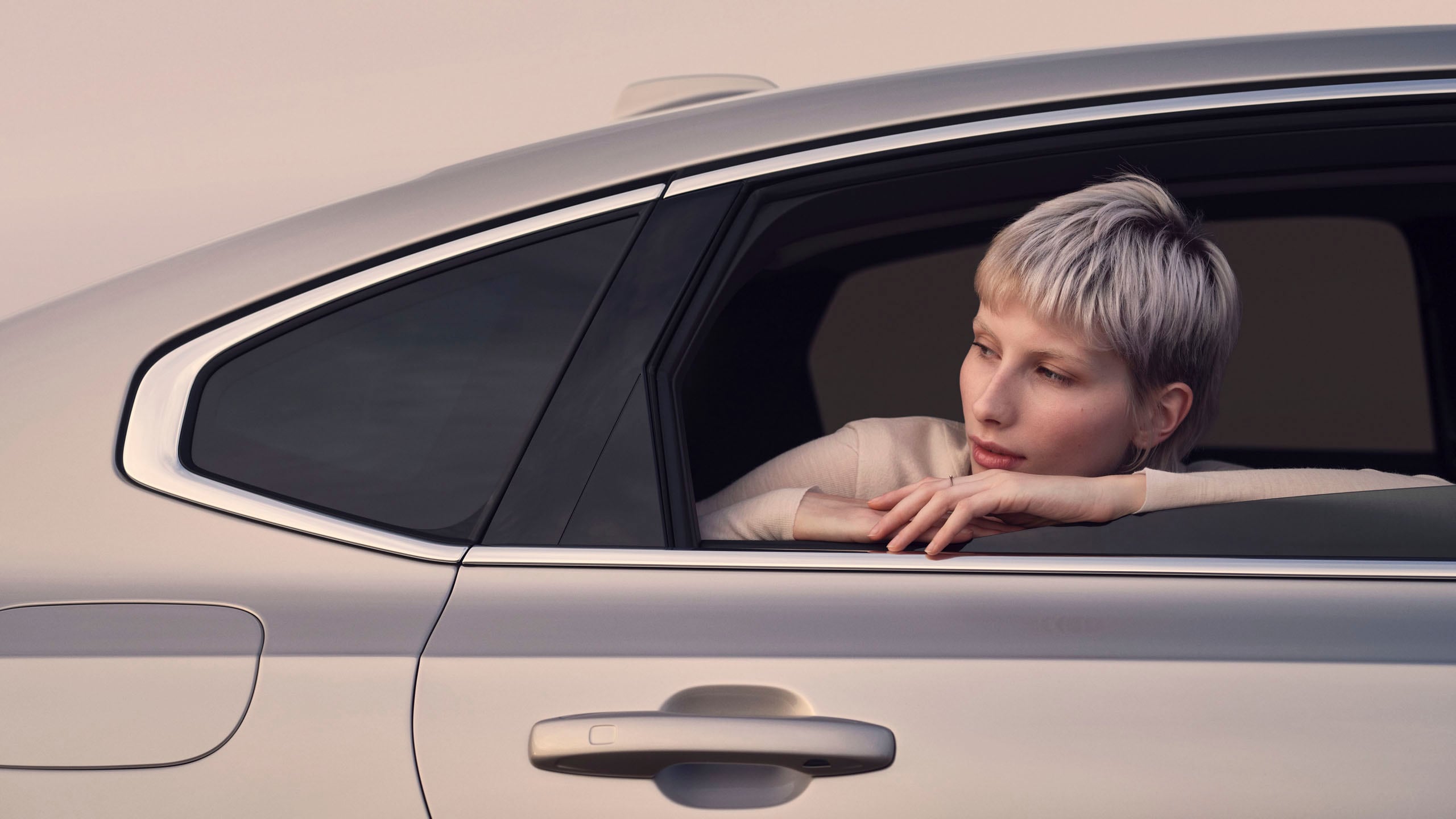 Mujer mirando por una ventanilla del coche
