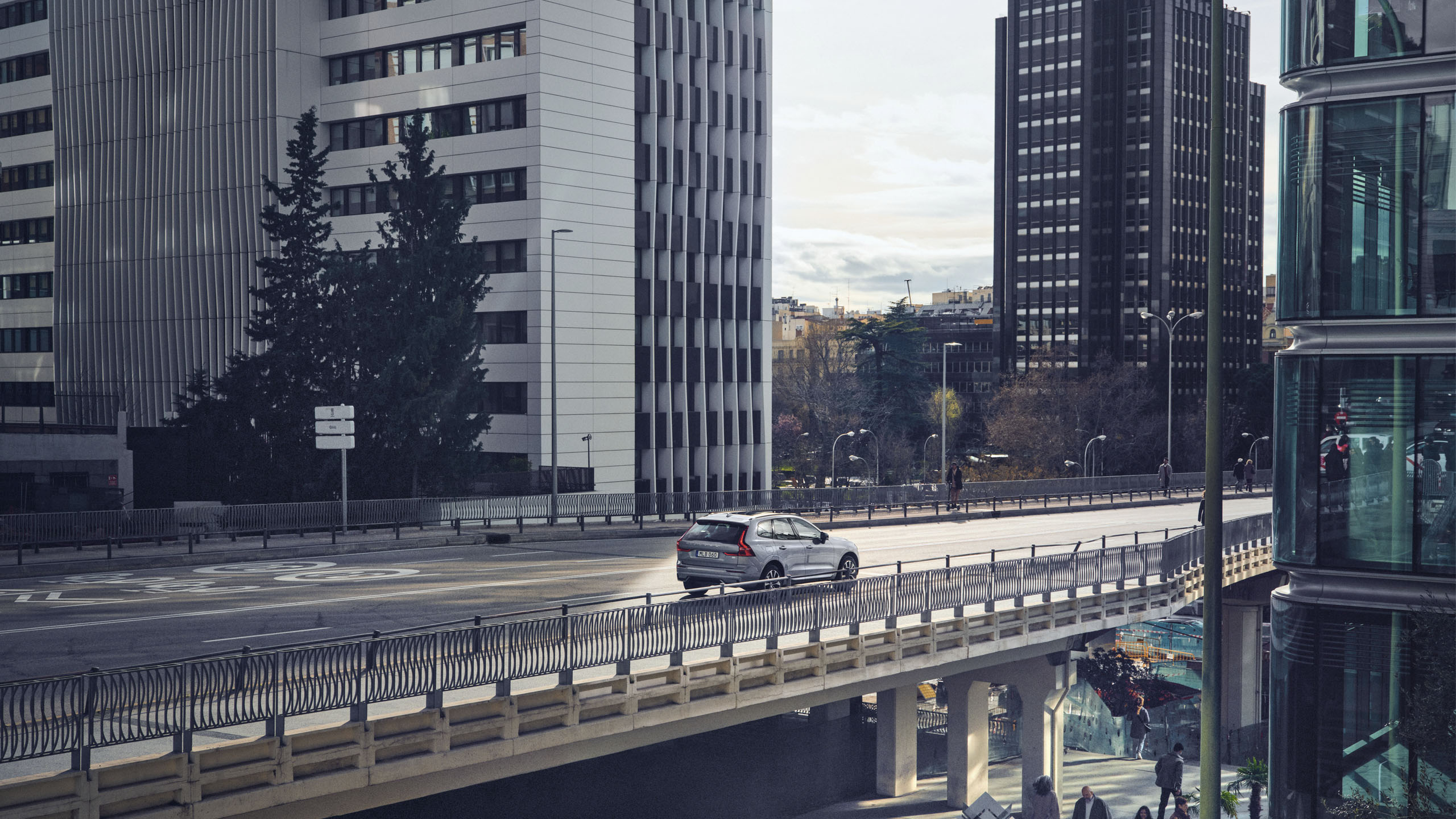 Volvo XC60 atravesando una ciudad
