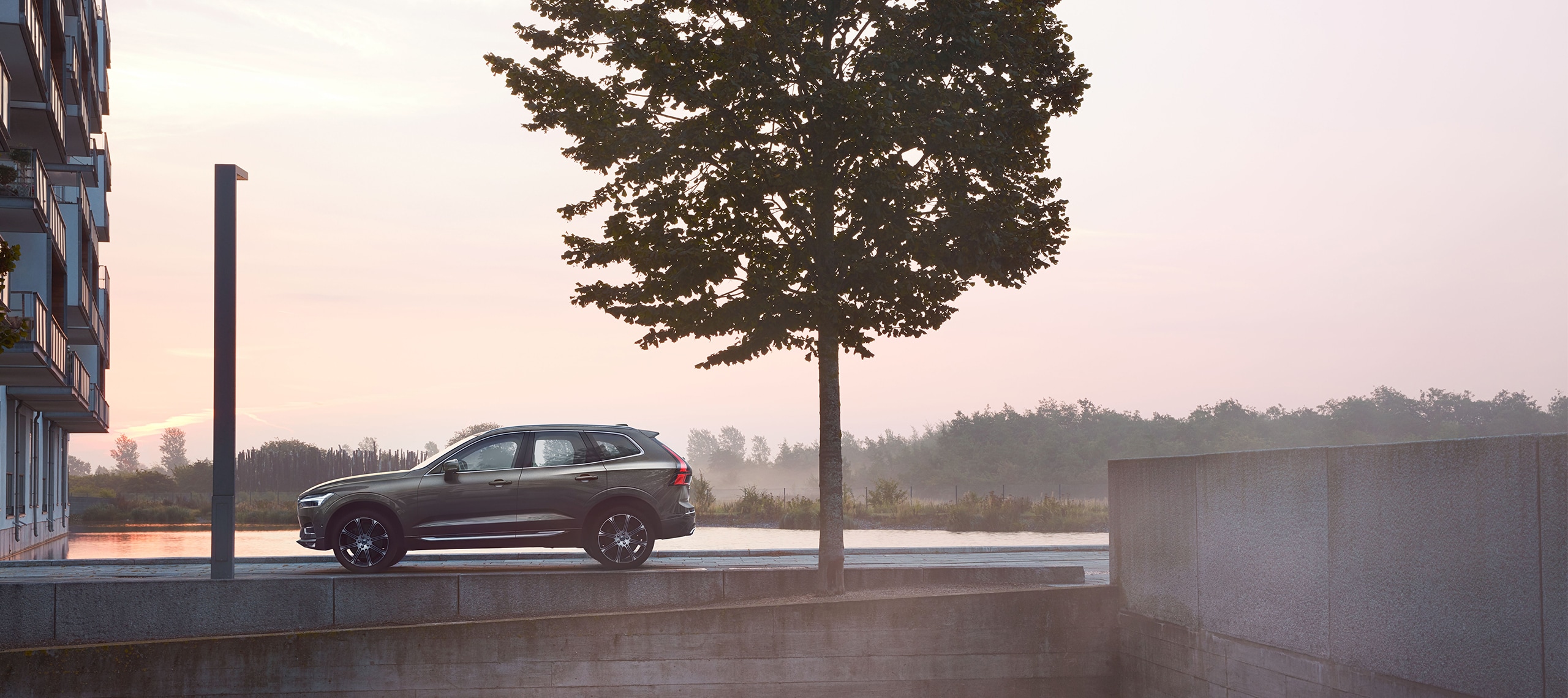 Grå Volvo XC60 på bro vid skymning