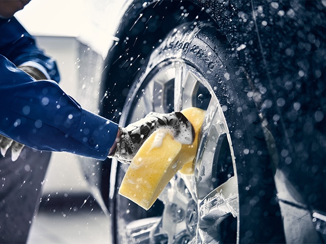 Volvo Servicetekniker tvättar bilfälg