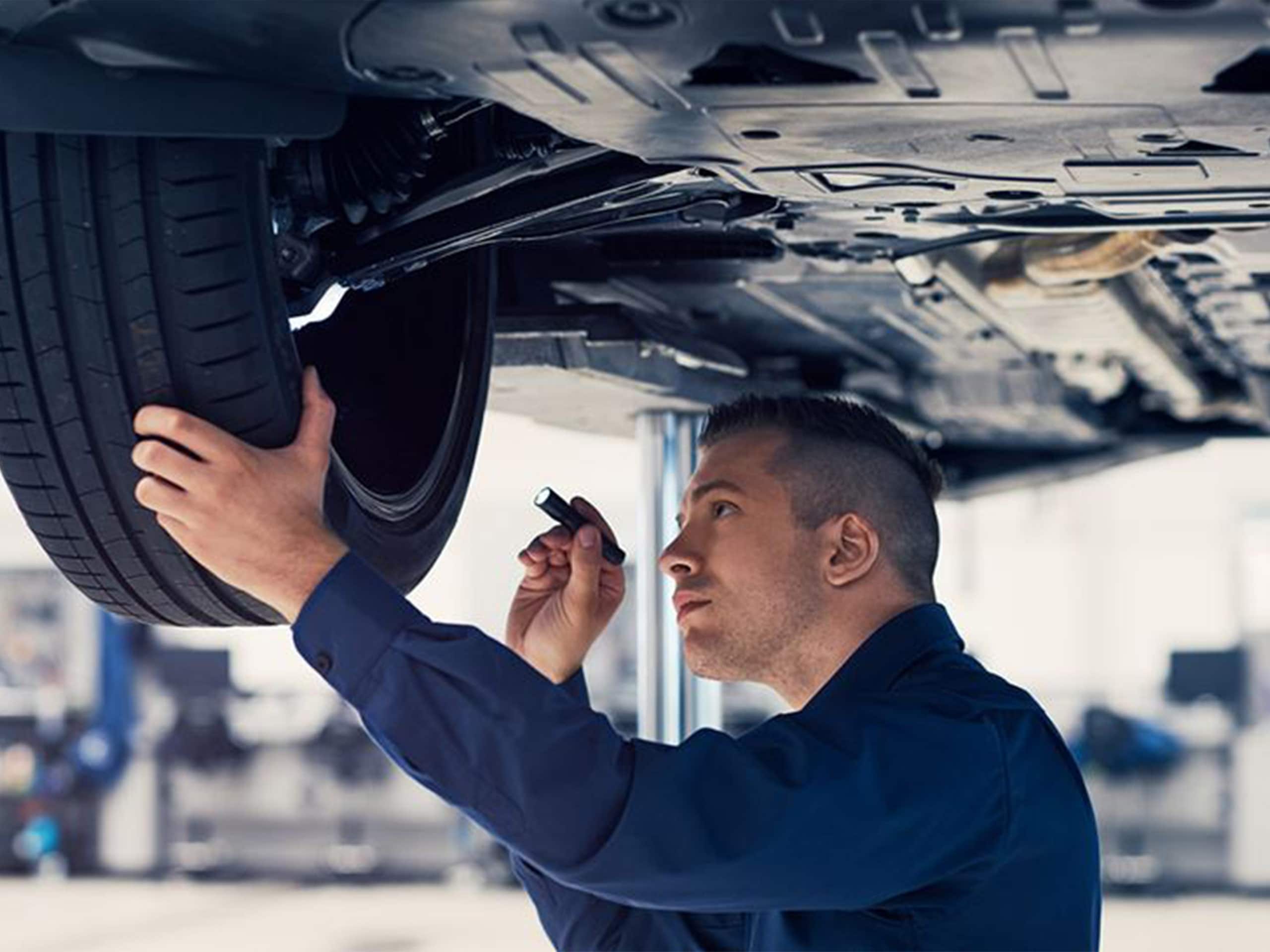 Volvo servicetekniker reparerar bil