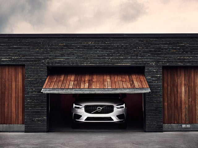 Vit Volvo i garage