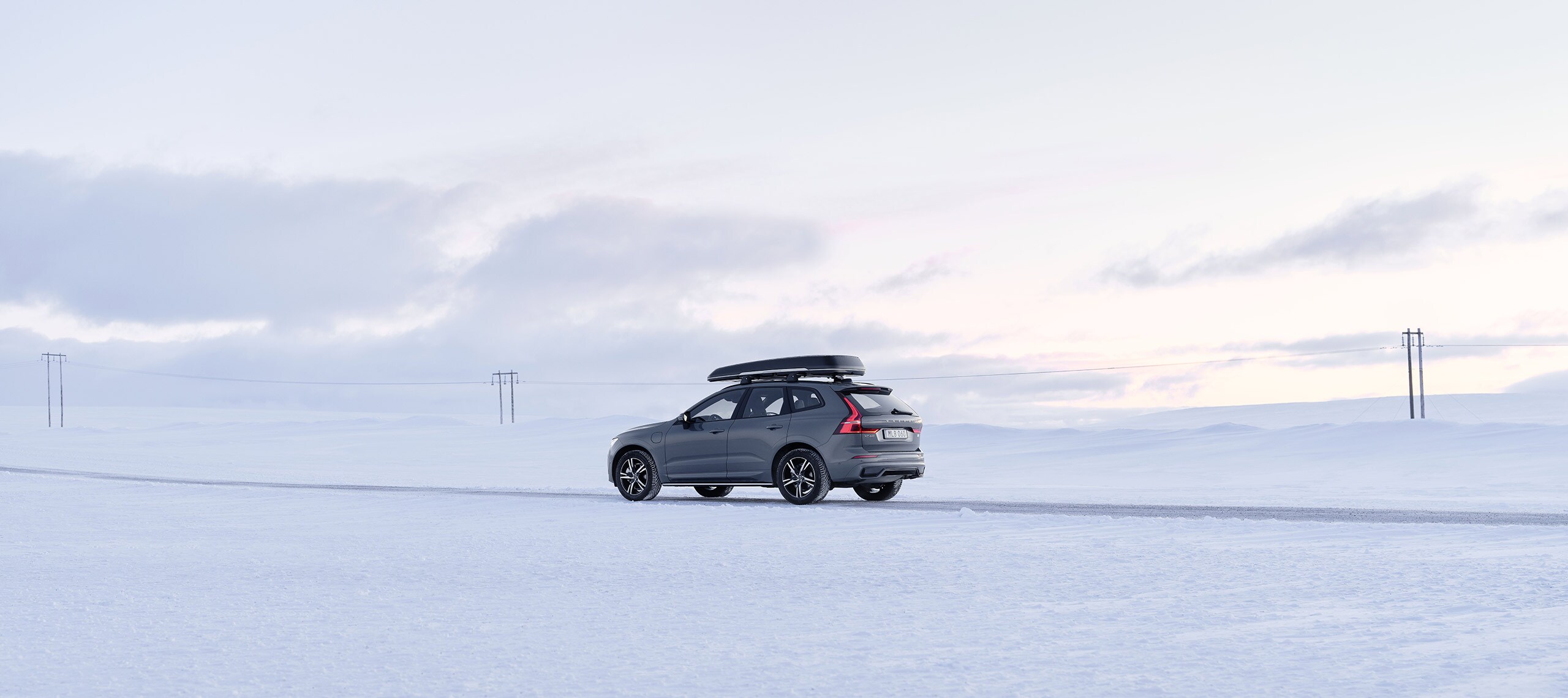 Grå Volvo XC60 i vintermiljö