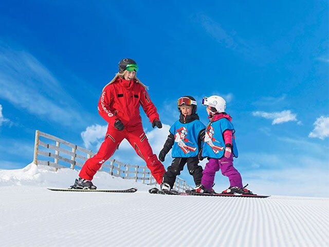 2 barn som lär sig åka skidor