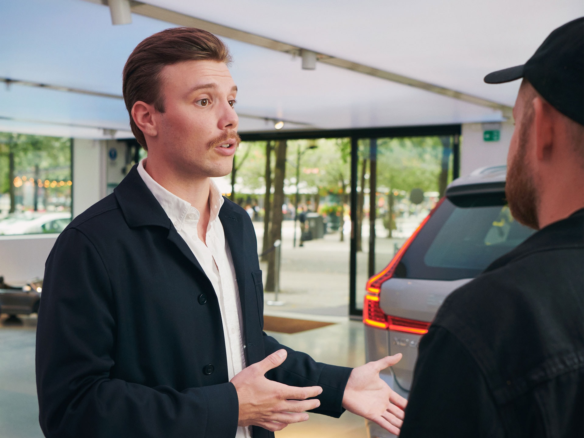 Volvo Studio Stockholms personal pratar med en besökare