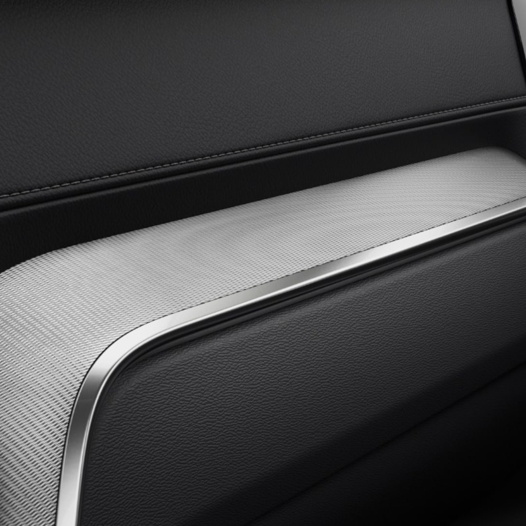 Volvo V60 的天然漂流木鑲嵌飾板為車室增添自然觸感。
