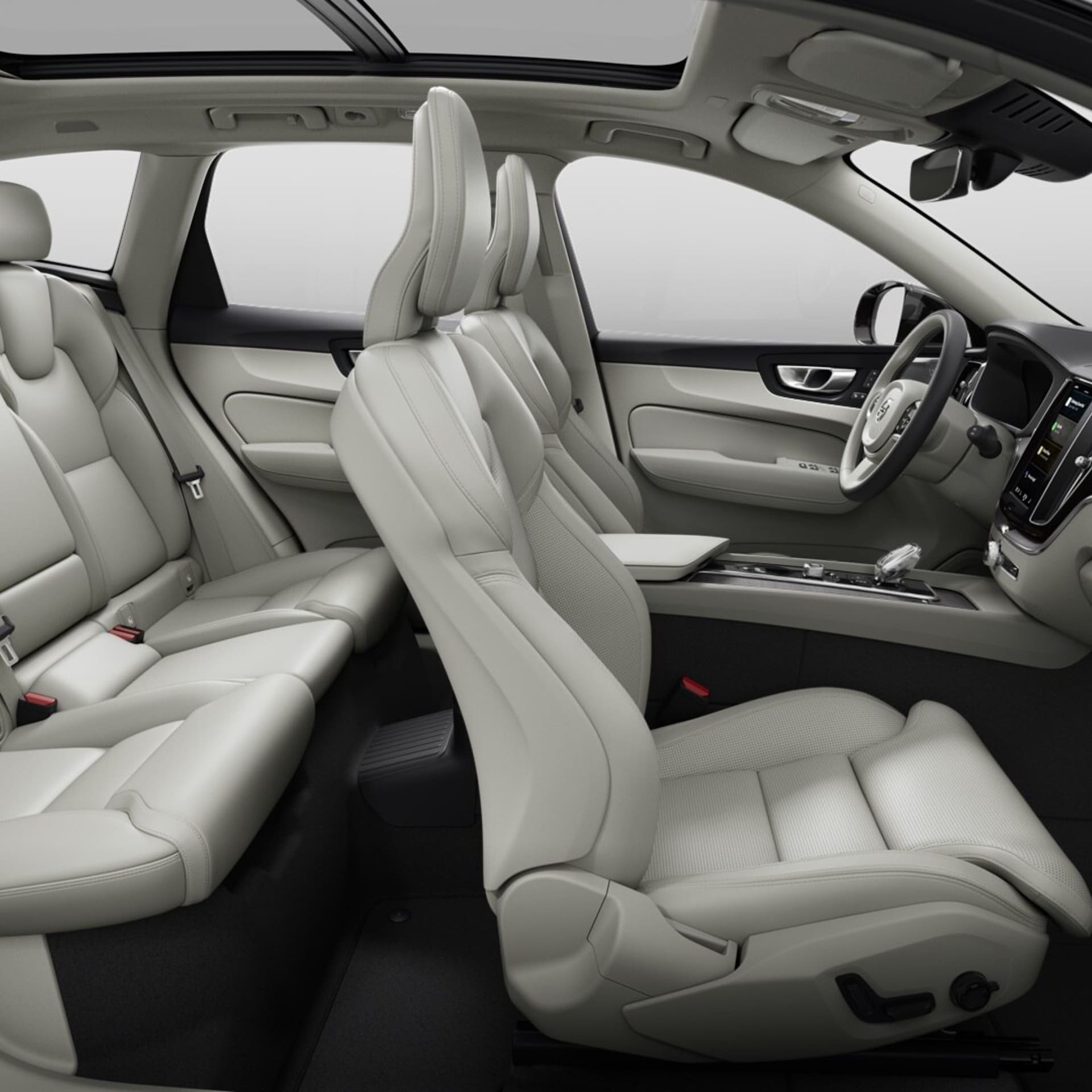 開啟駕駛座車門的 Volvo XC60 Recharge 前座內裝。