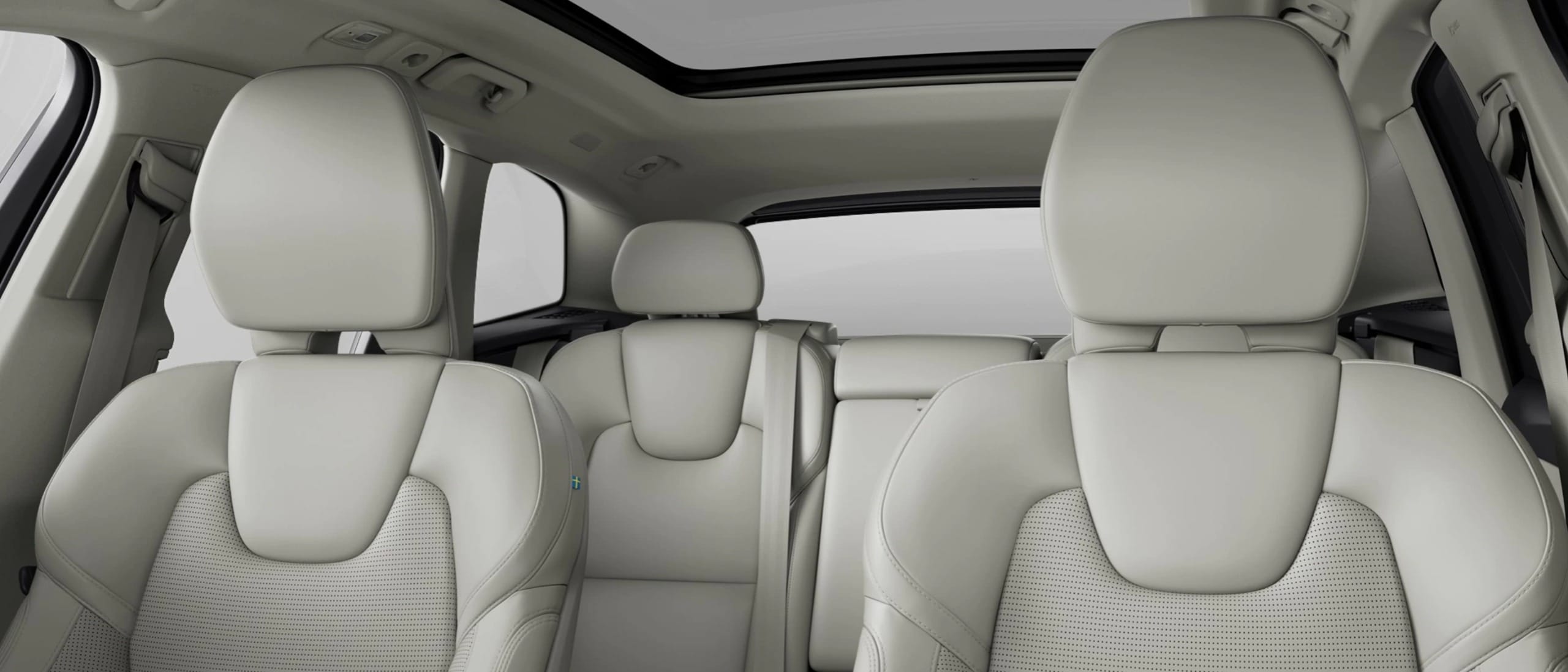 Volvo XC60 Recharge 雙能電動車的車室內裝。