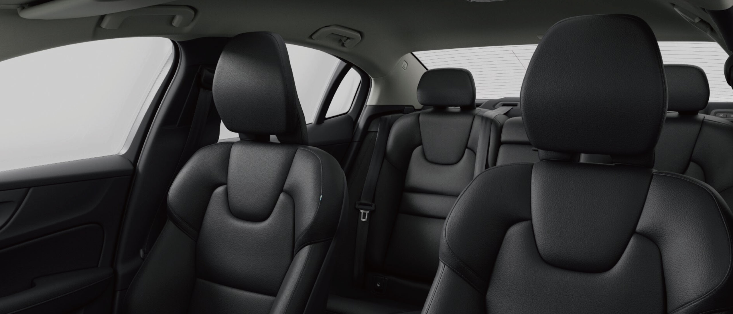 Volvo S60 Recharge 雙能電動車的車室內裝。