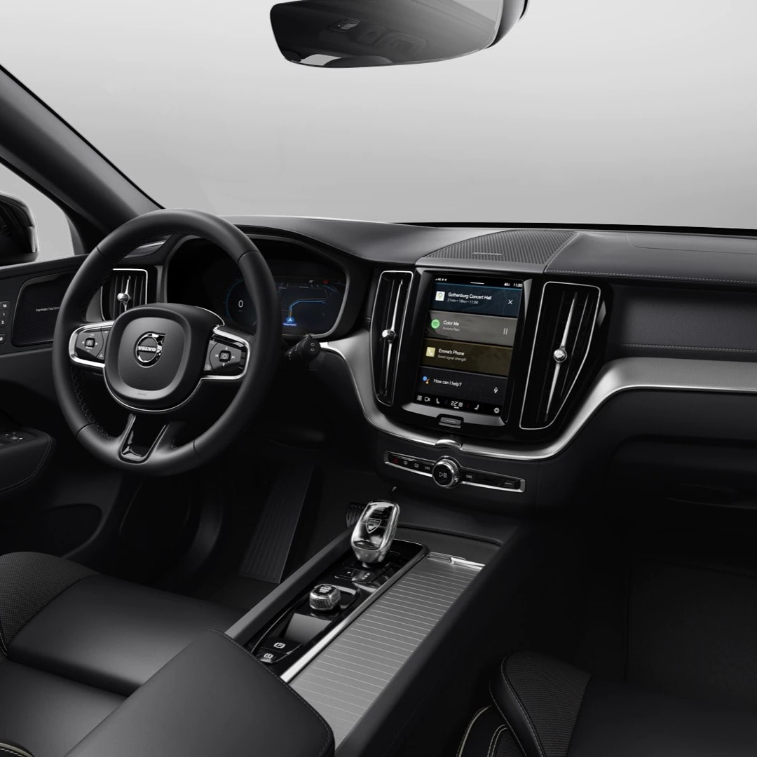 開啟駕駛座車門的 Volvo XC60 前座內裝。
